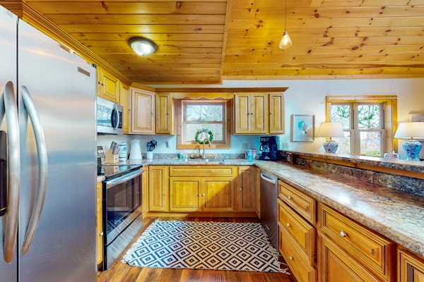 Lakefront House, Sleeps 12・Hot Tub・Mtn view・Grill