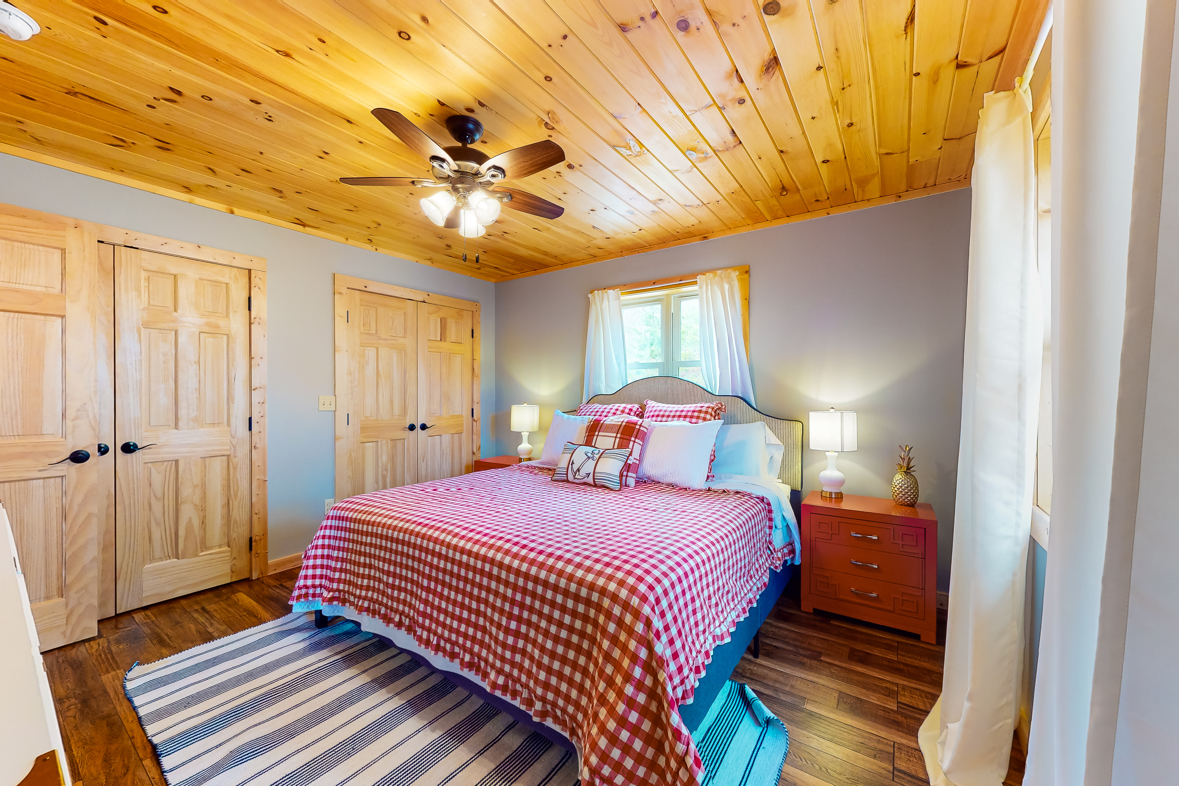 Lakefront House, Sleeps 12・Hot Tub・Mtn view・Grill