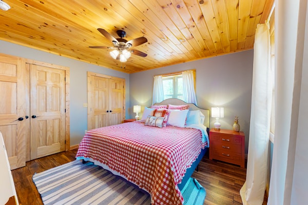 Lakefront House, Sleeps 12・Hot Tub・Mtn view・Grill