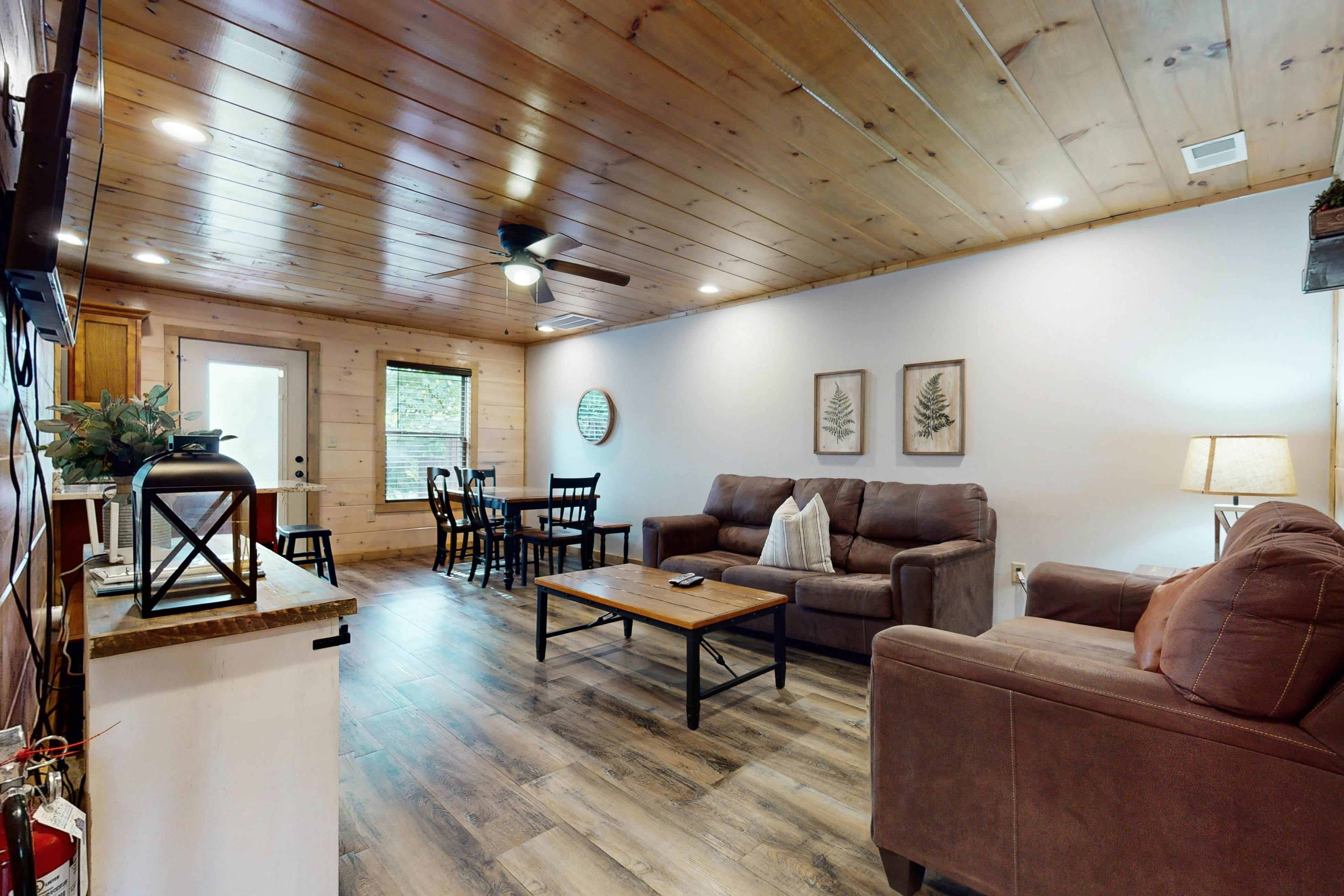 2-Unit Cabin w/ 2 Private Hot Tubs - Free Attraction Tickets