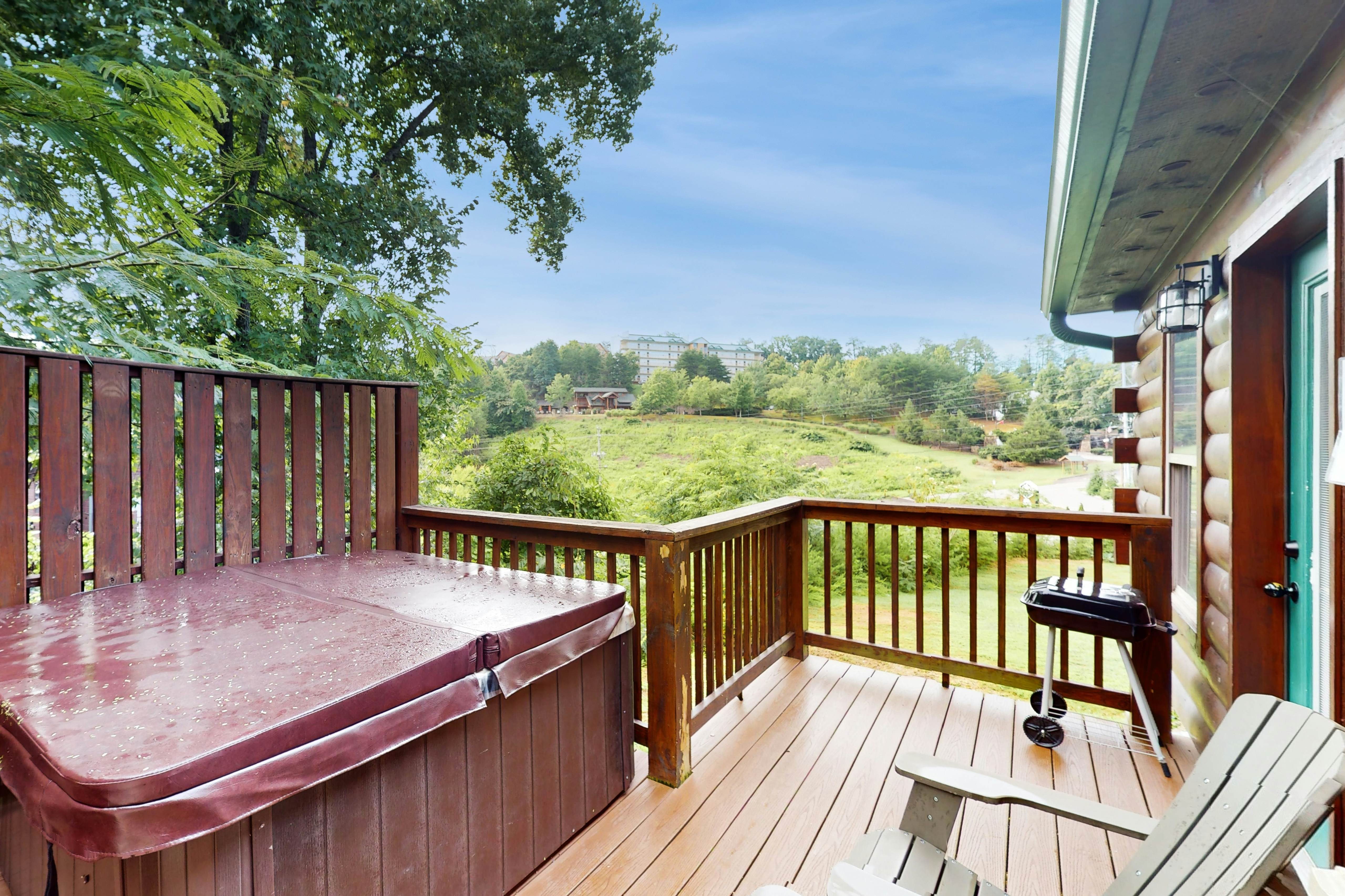 2-Unit Cabin w/ 2 Private Hot Tubs - Free Attraction Tickets