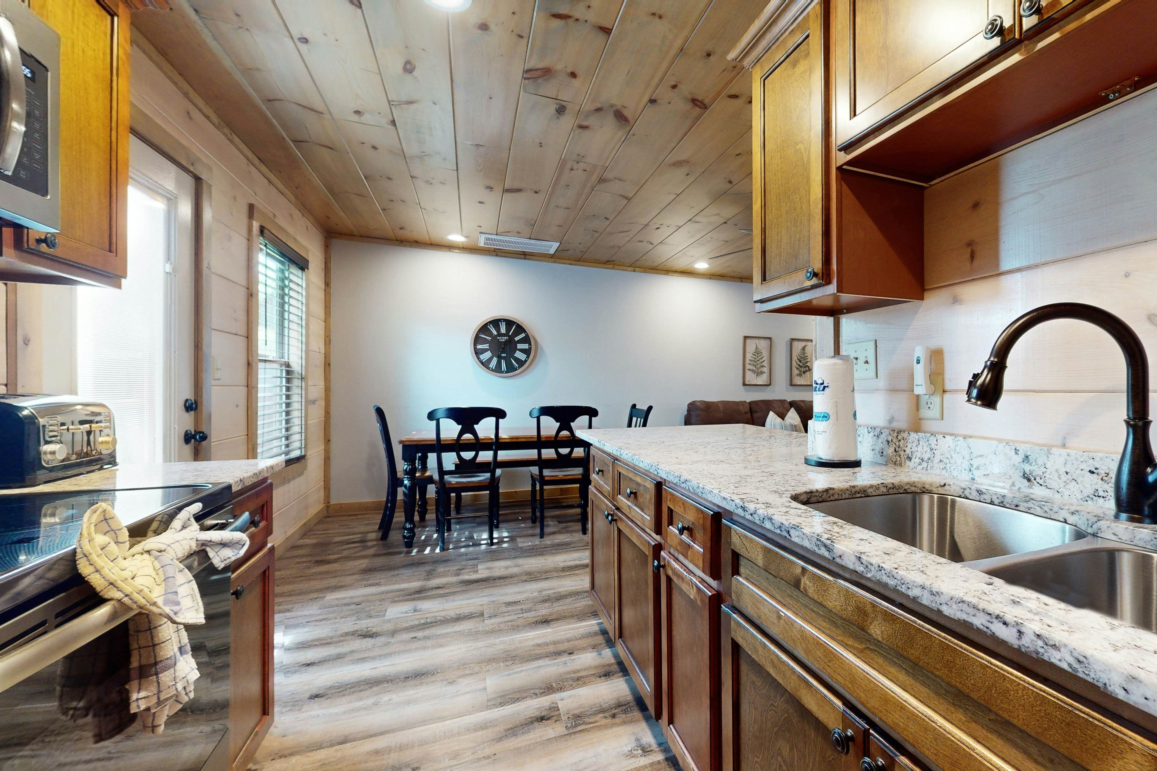 2-Unit Cabin w/ 2 Private Hot Tubs - Free Attraction Tickets