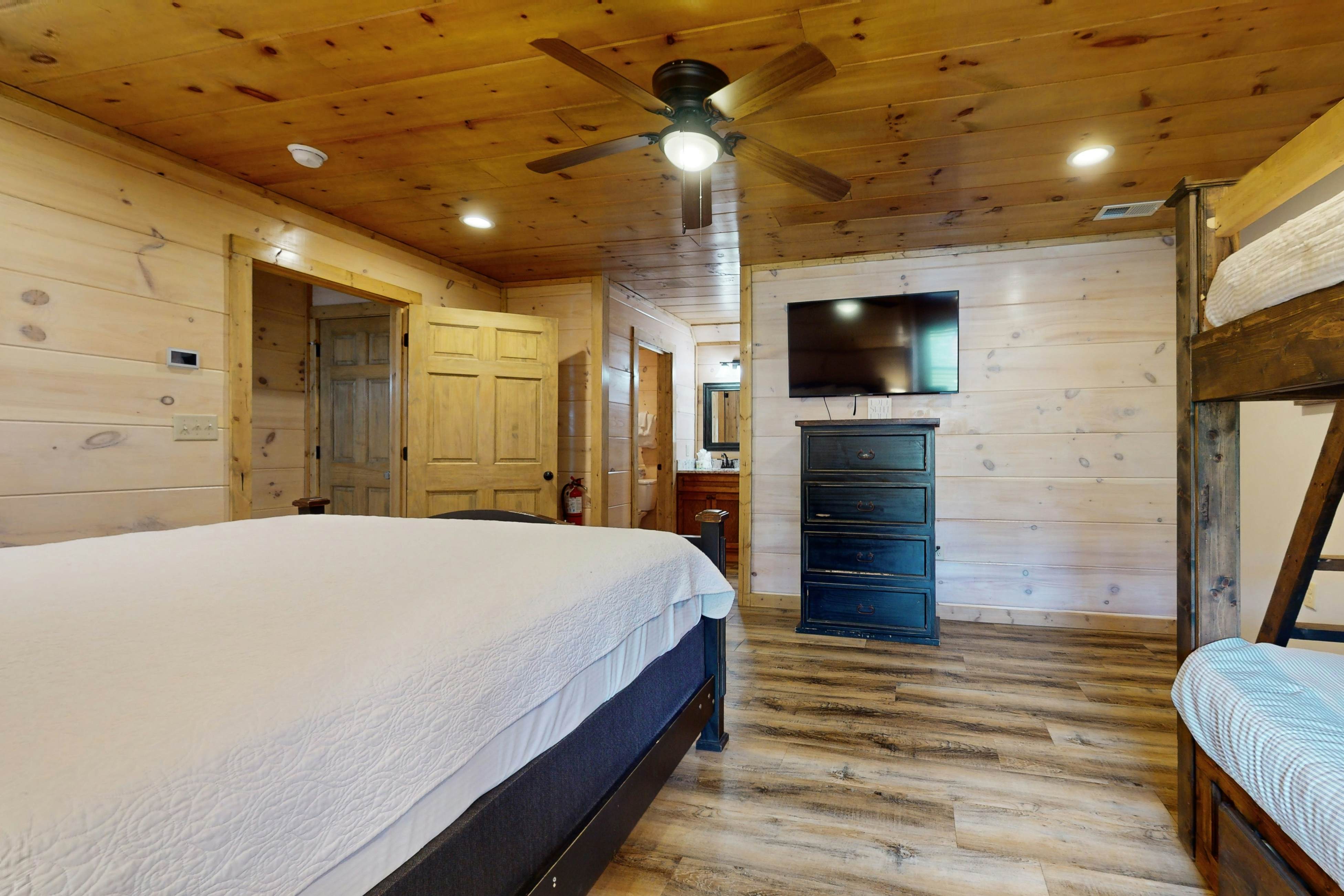 2-Unit Cabin w/ 2 Private Hot Tubs - Free Attraction Tickets