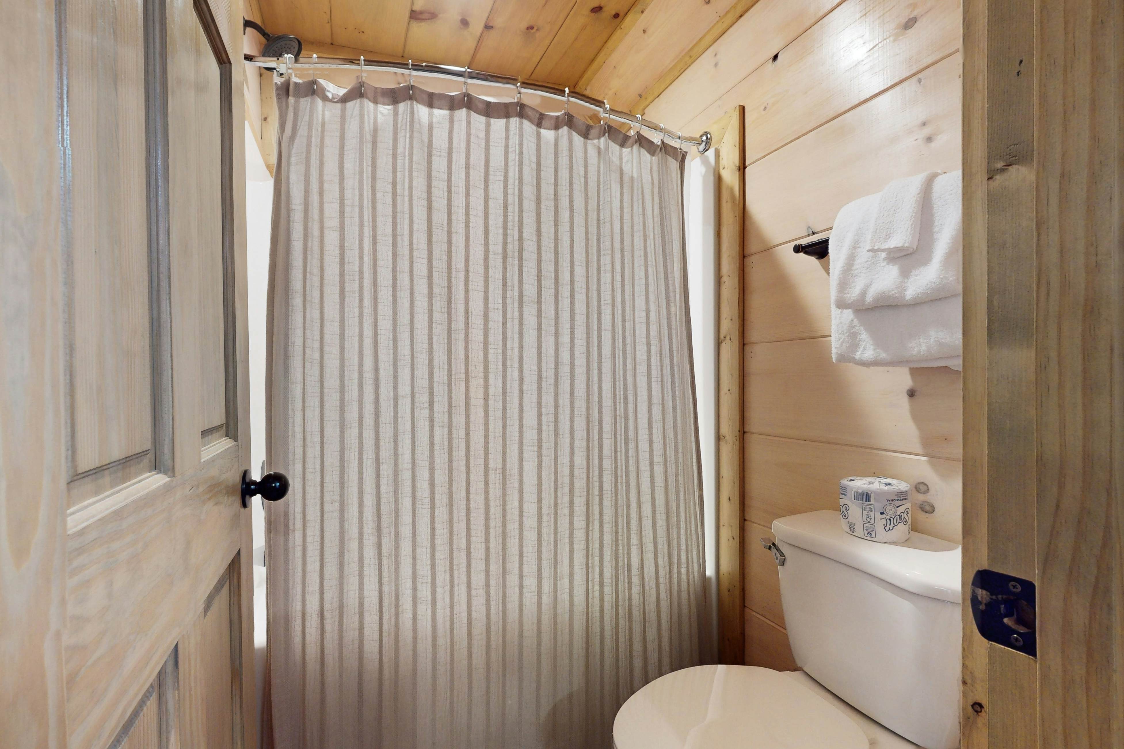 2-Unit Cabin w/ 2 Private Hot Tubs - Free Attraction Tickets