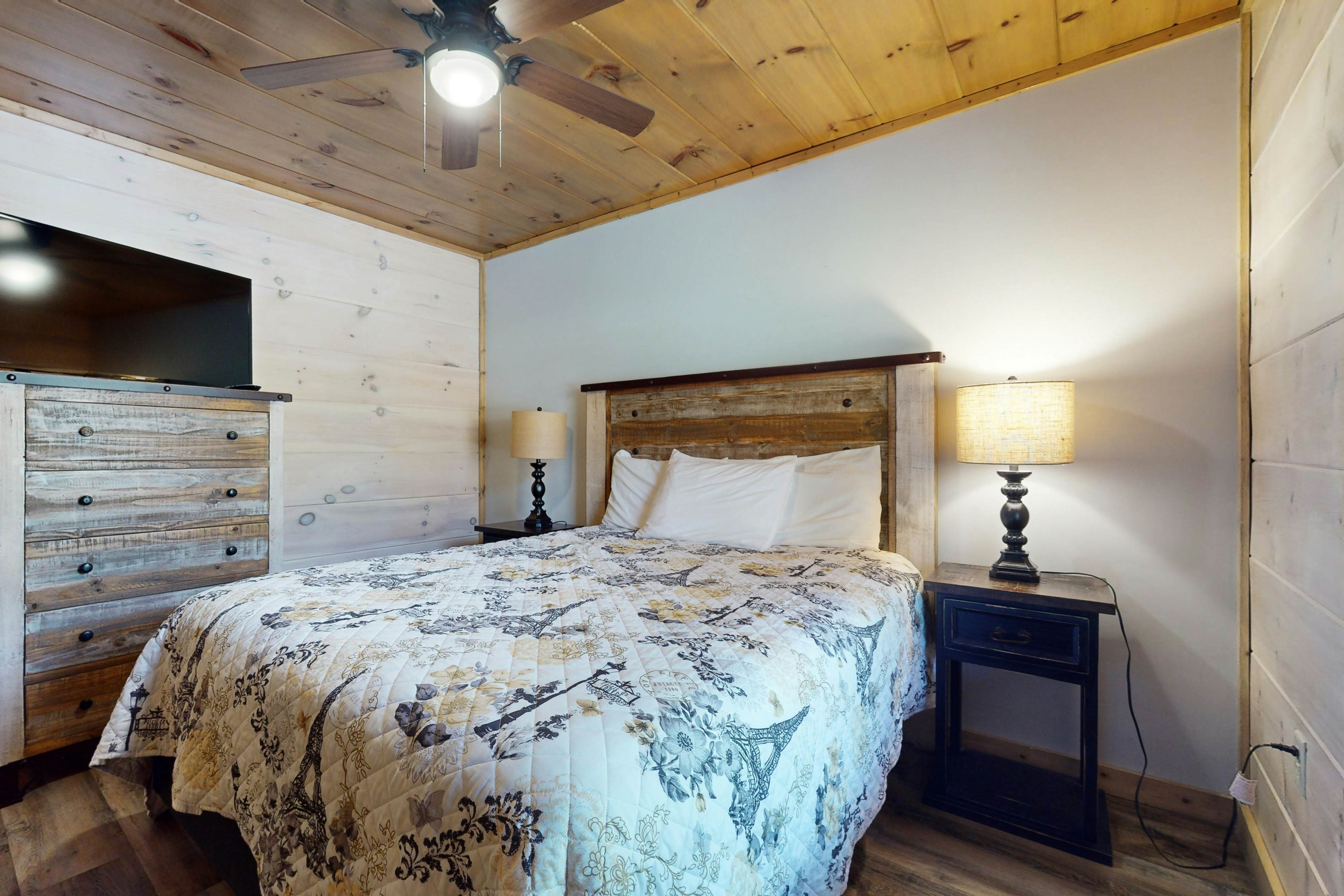 2-Unit Cabin w/ 2 Private Hot Tubs - Free Attraction Tickets