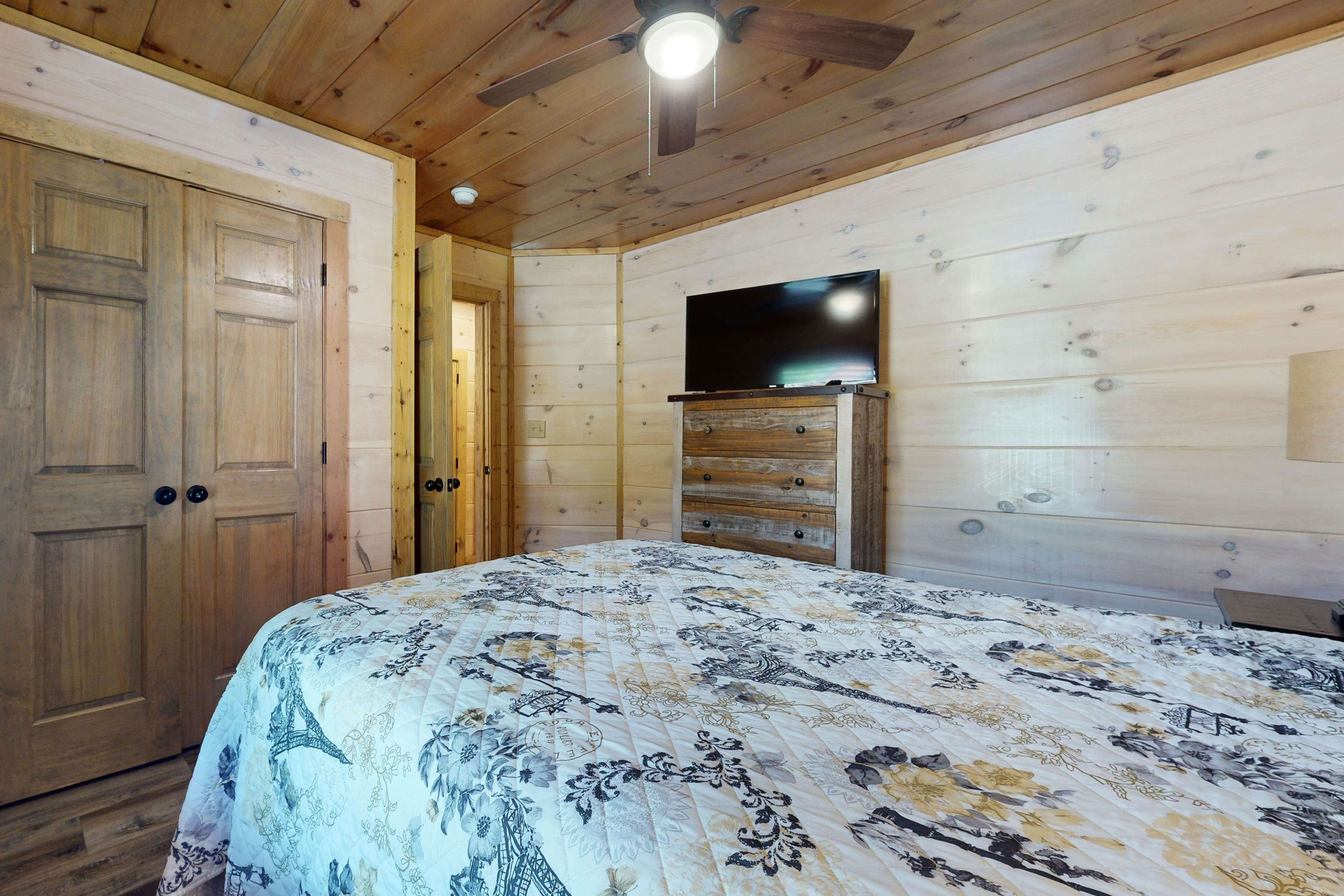 2-Unit Cabin w/ 2 Private Hot Tubs - Free Attraction Tickets