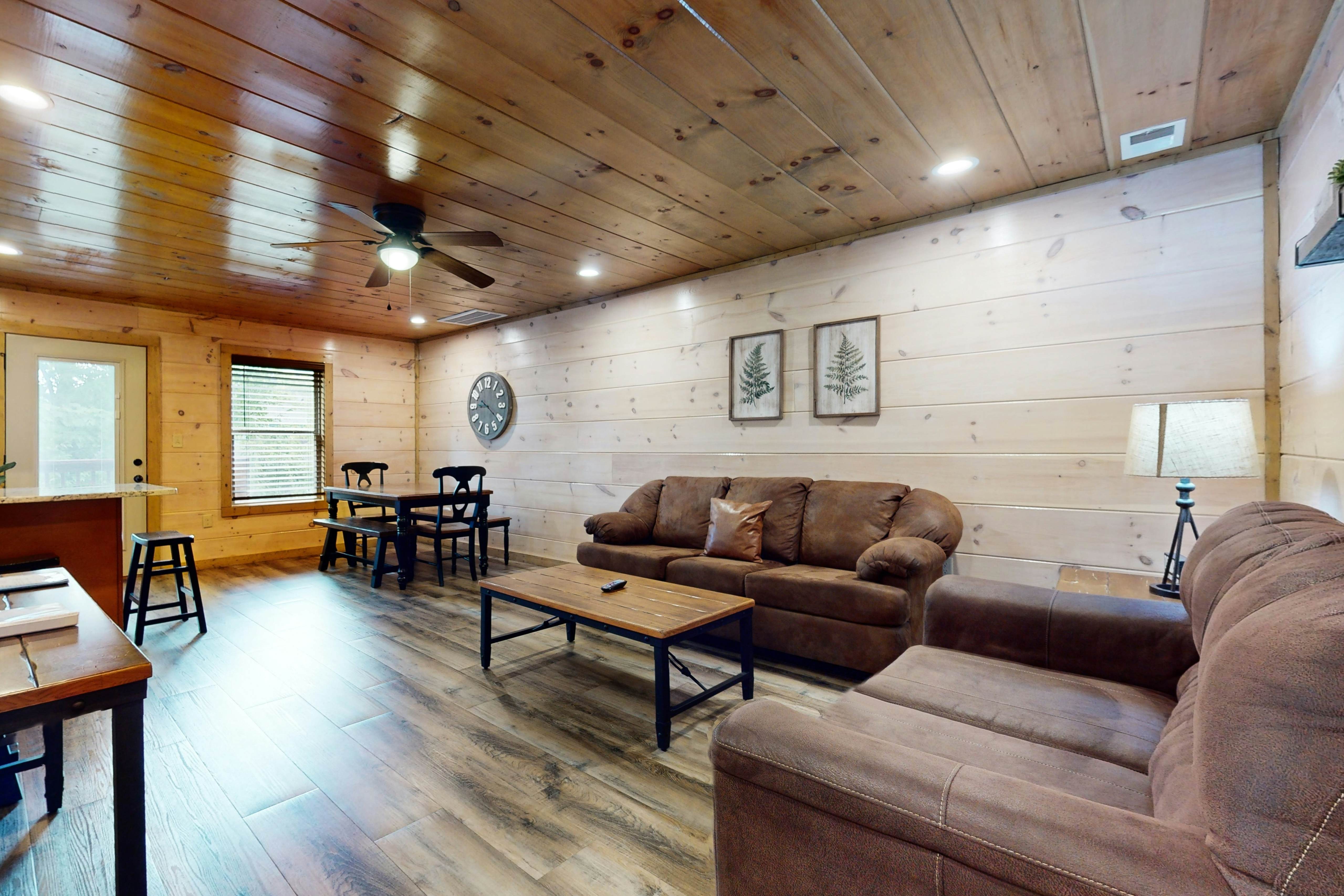 2-Unit Cabin w/ 2 Private Hot Tubs - Free Attraction Tickets