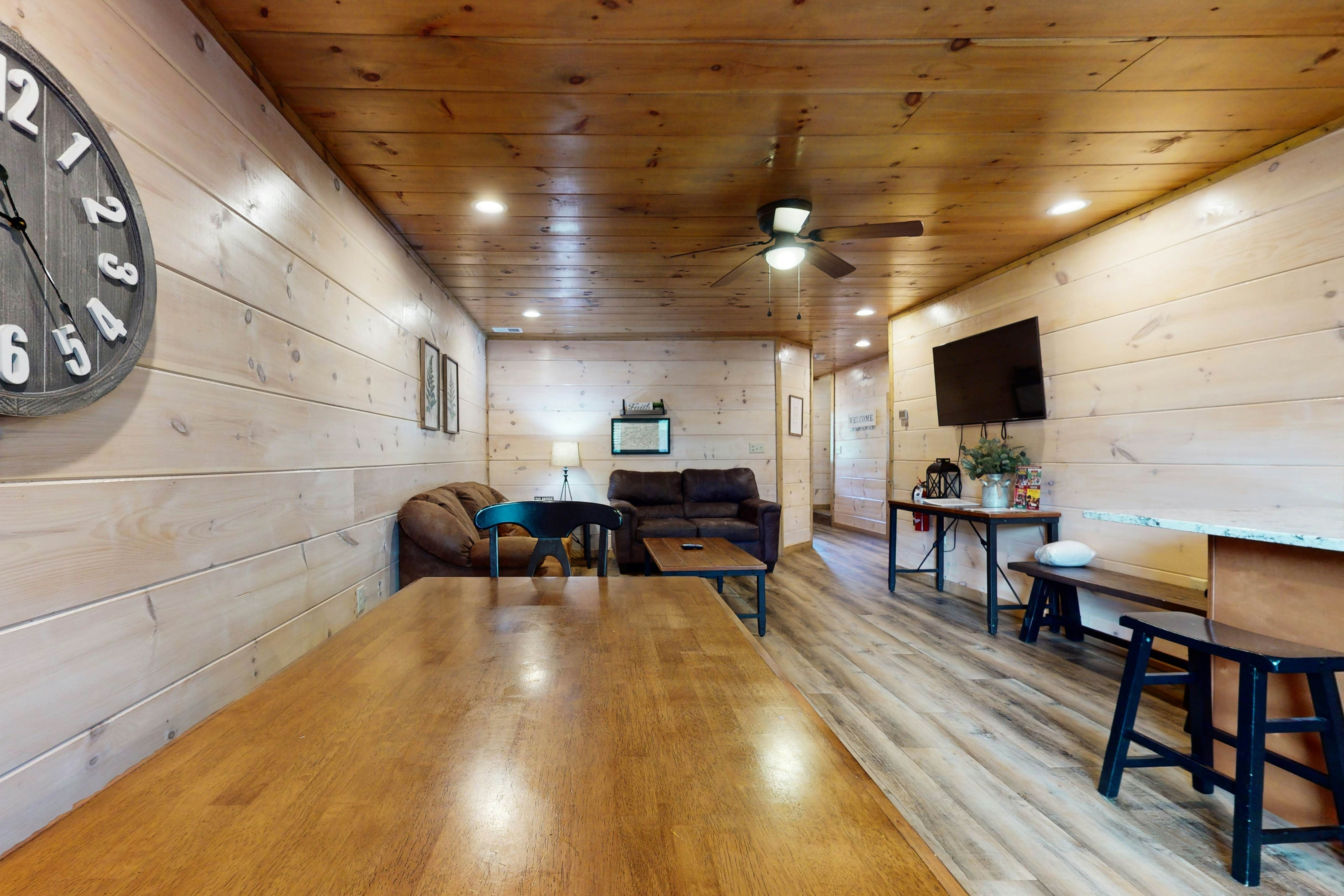 2-Unit Cabin w/ 2 Private Hot Tubs - Free Attraction Tickets