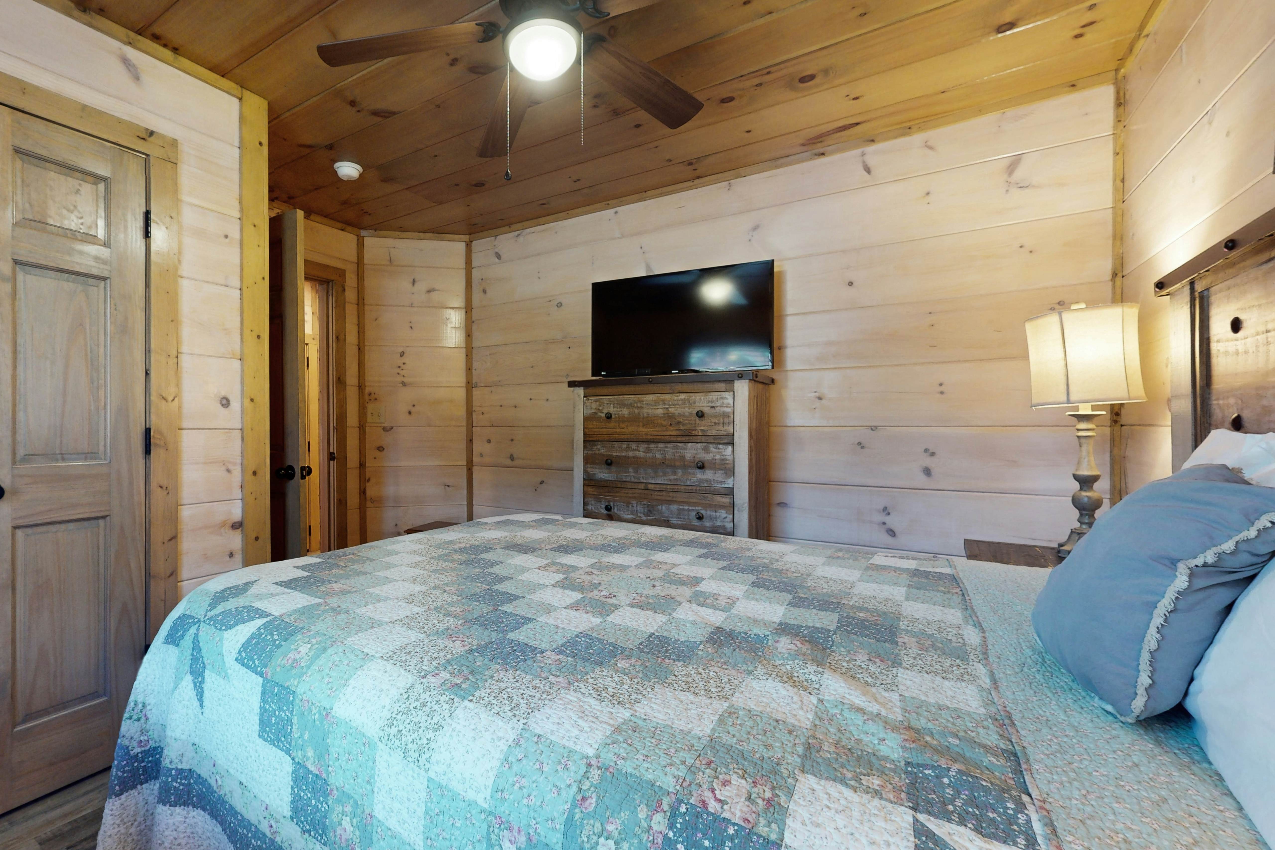 2-Unit Cabin w/ 2 Private Hot Tubs - Free Attraction Tickets