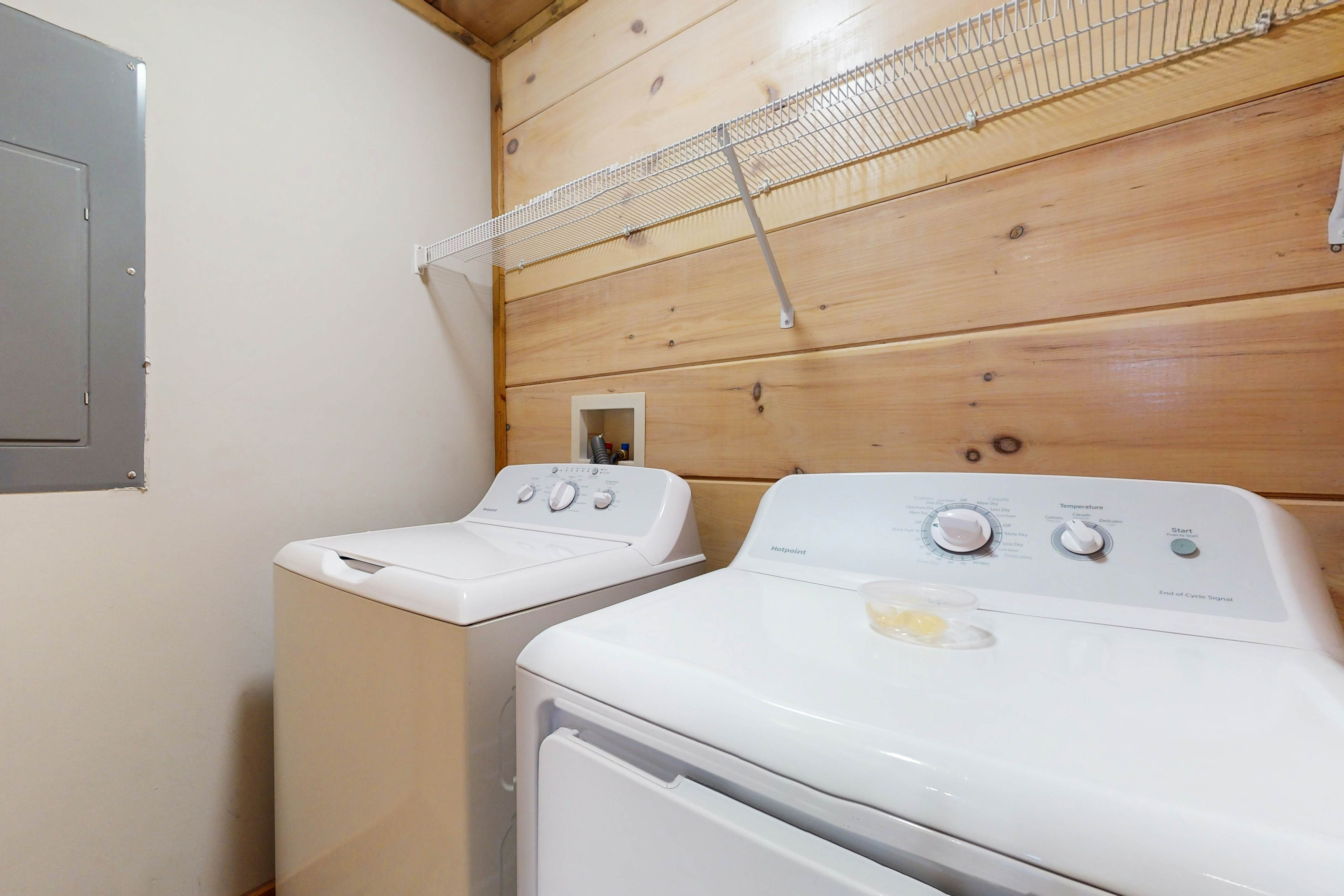 2-Unit Cabin w/ 2 Private Hot Tubs - Free Attraction Tickets