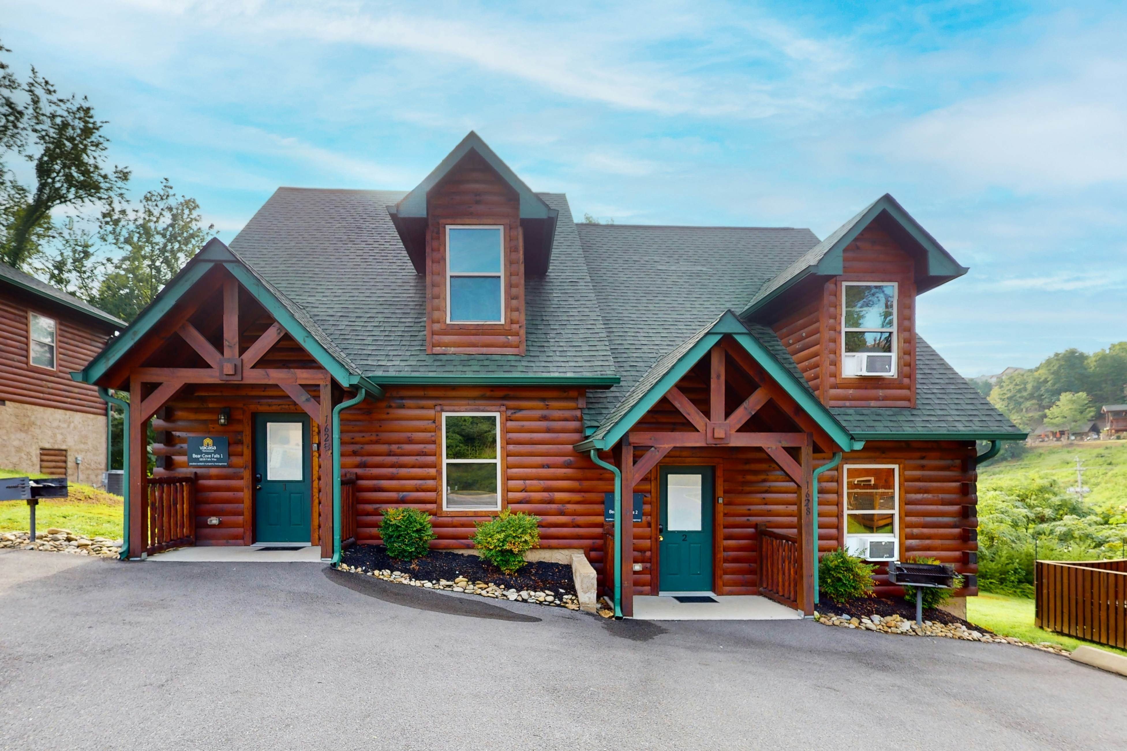 2-Unit Cabin w/ 2 Private Hot Tubs - Free Attraction Tickets