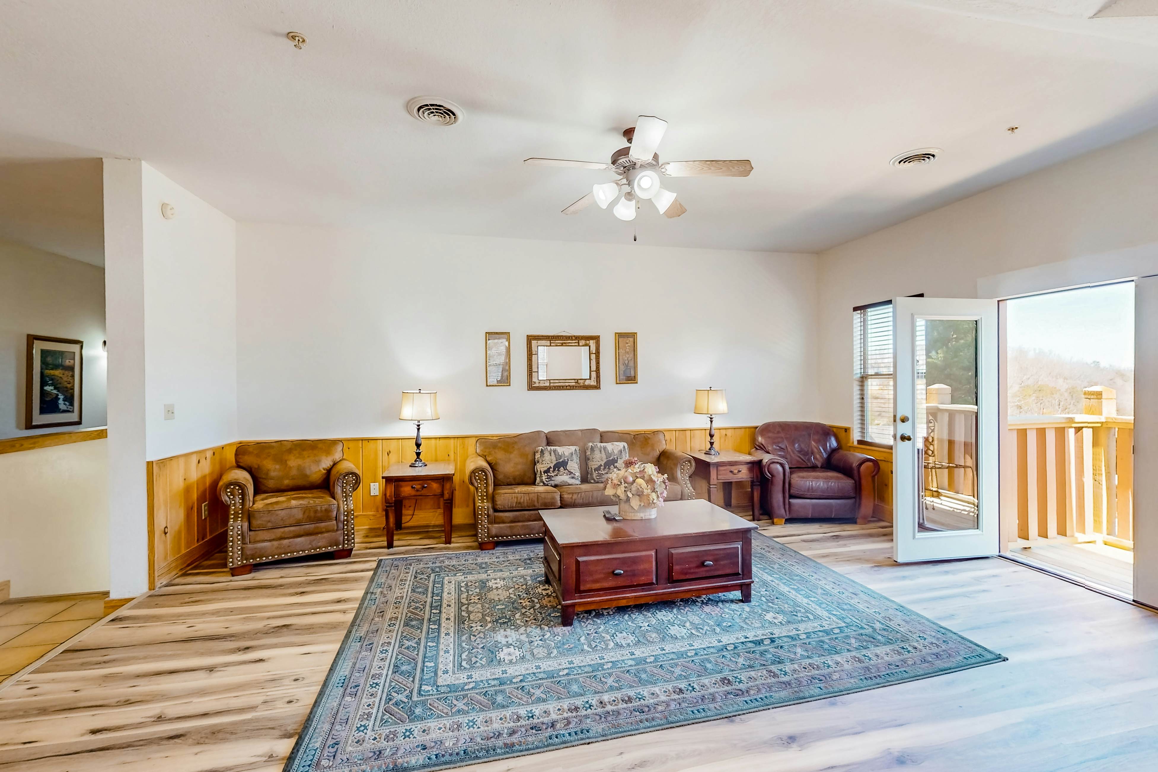 3rd-floor mountain-view condo with hot tub, pool, & Free Attraction Tickets