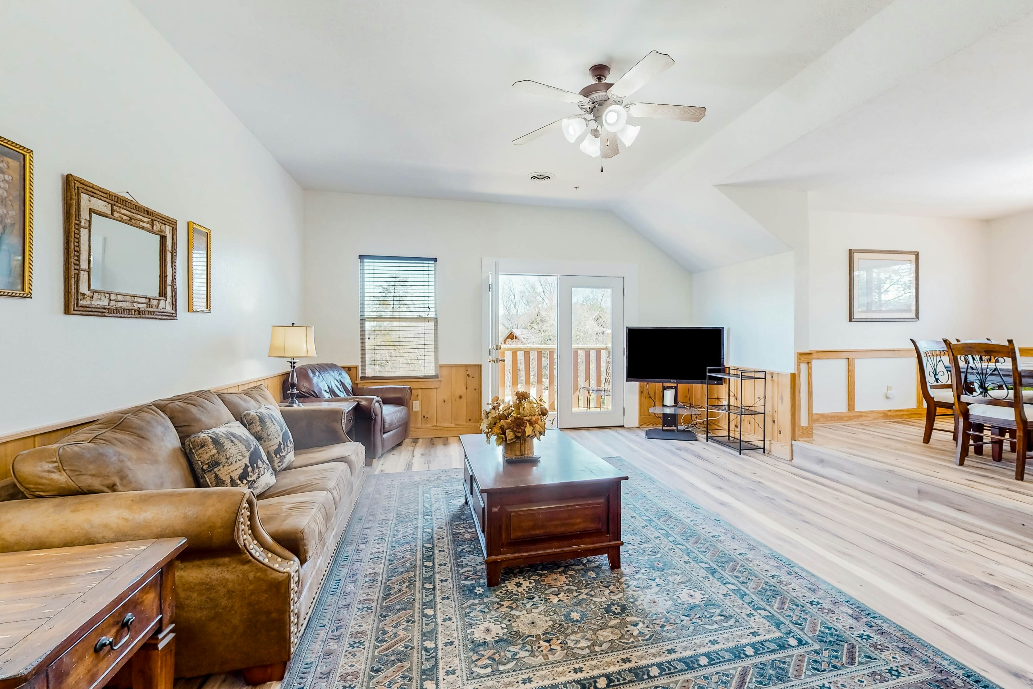 3rd-floor mountain-view condo with hot tub, pool, & Free Attraction Tickets