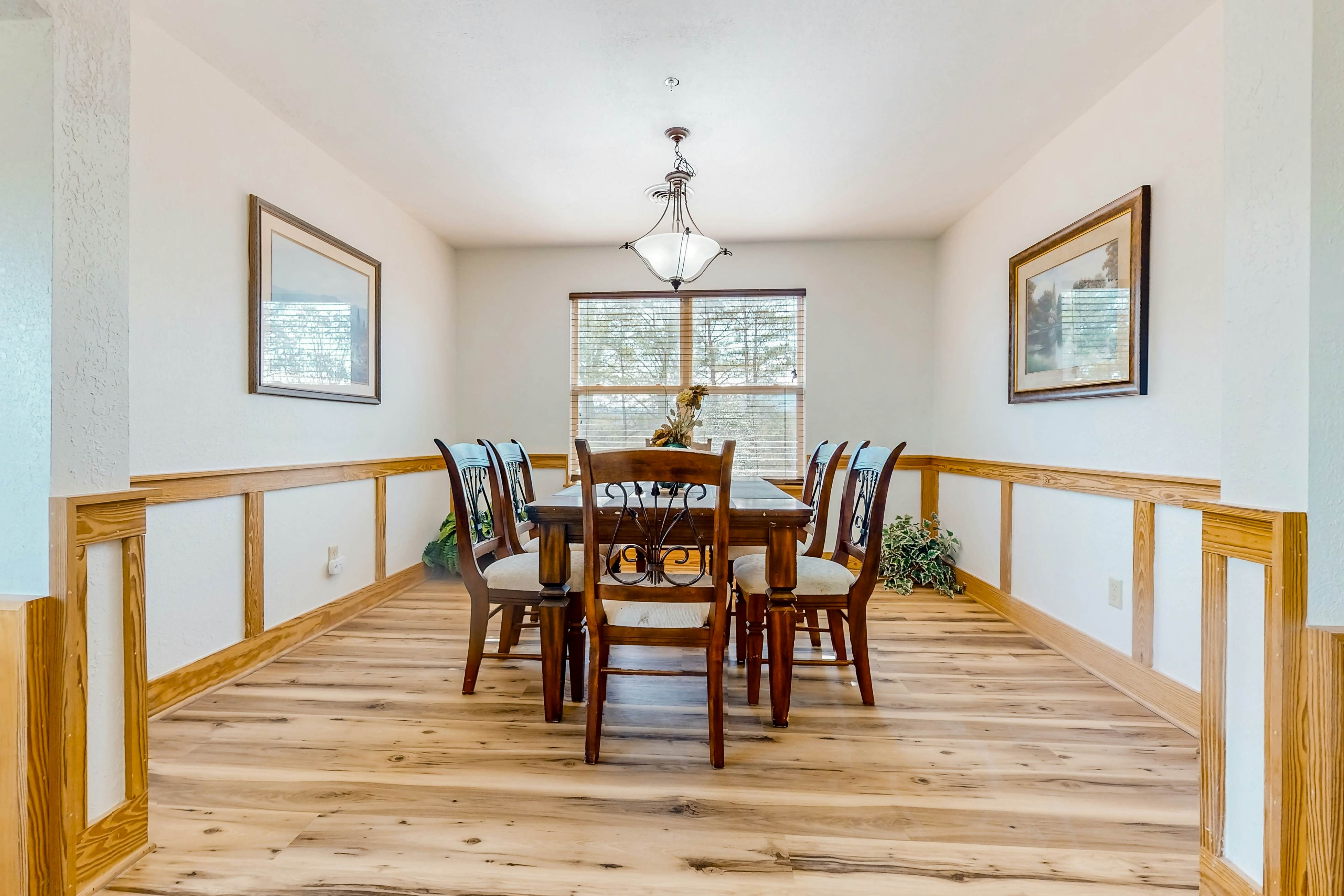 3rd-floor mountain-view condo with hot tub, pool, & Free Attraction Tickets