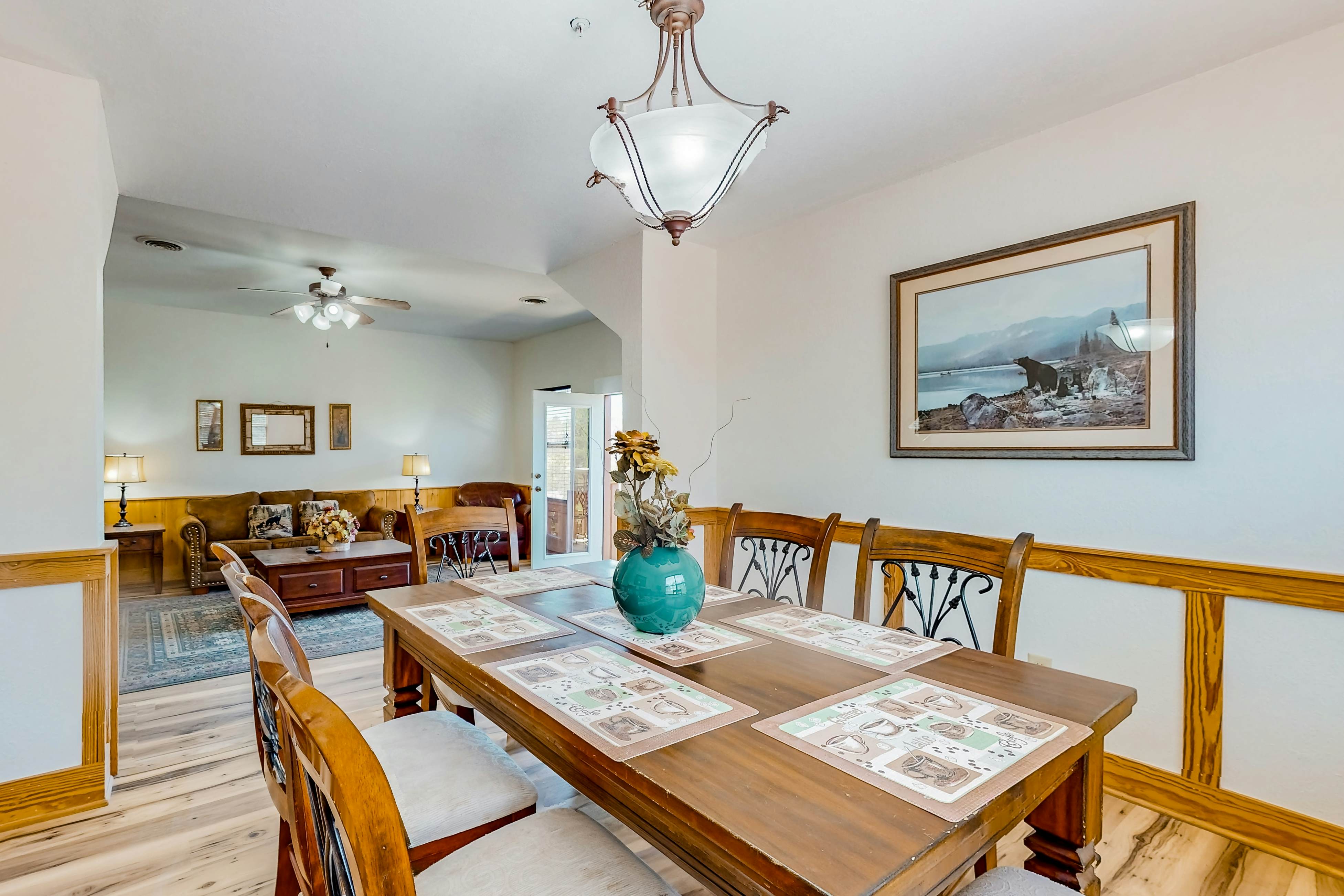 3rd-floor mountain-view condo with hot tub, pool, & Free Attraction Tickets