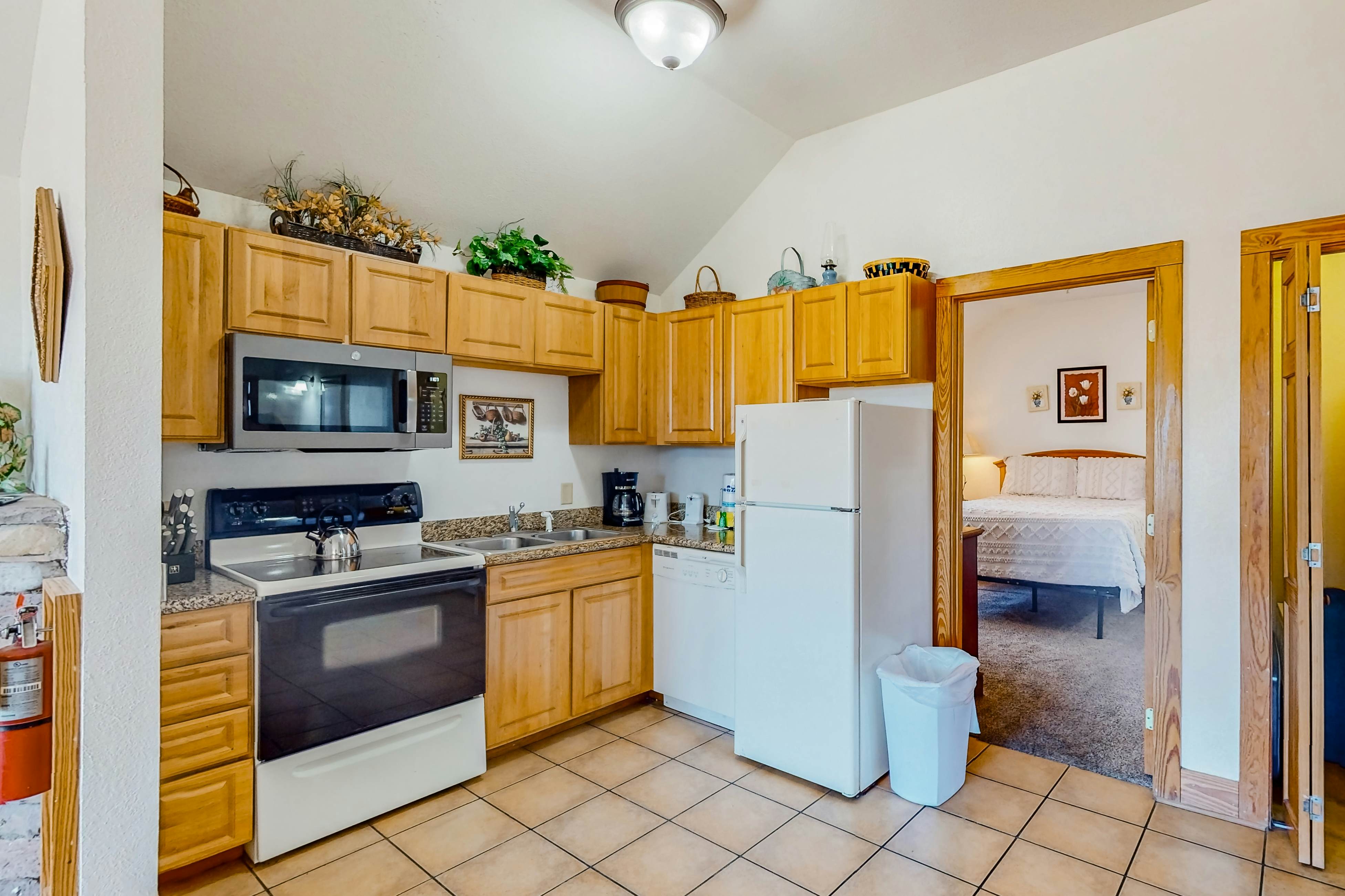 3rd-floor mountain-view condo with hot tub, pool, & Free Attraction Tickets