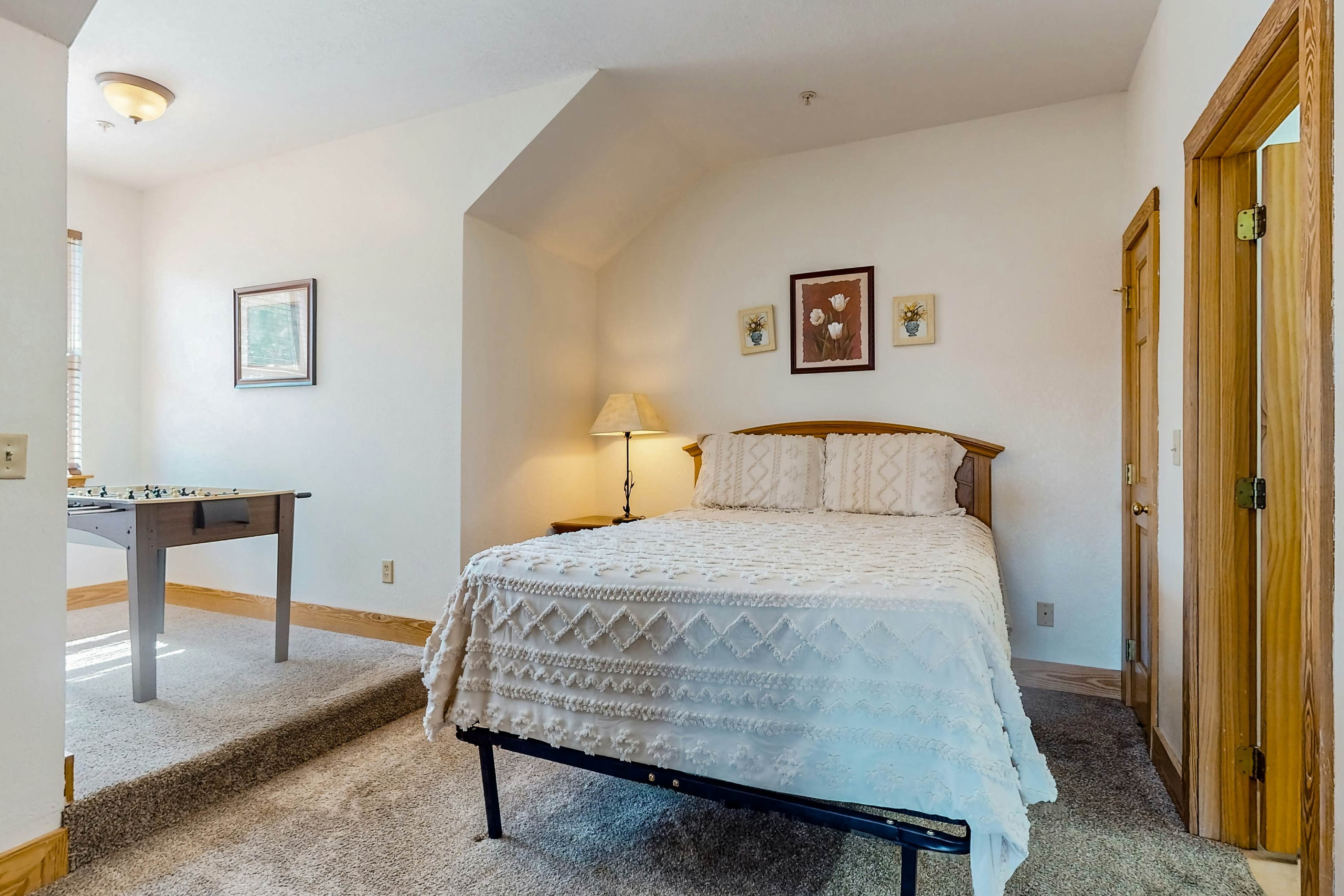 3rd-floor mountain-view condo with hot tub, pool, & Free Attraction Tickets