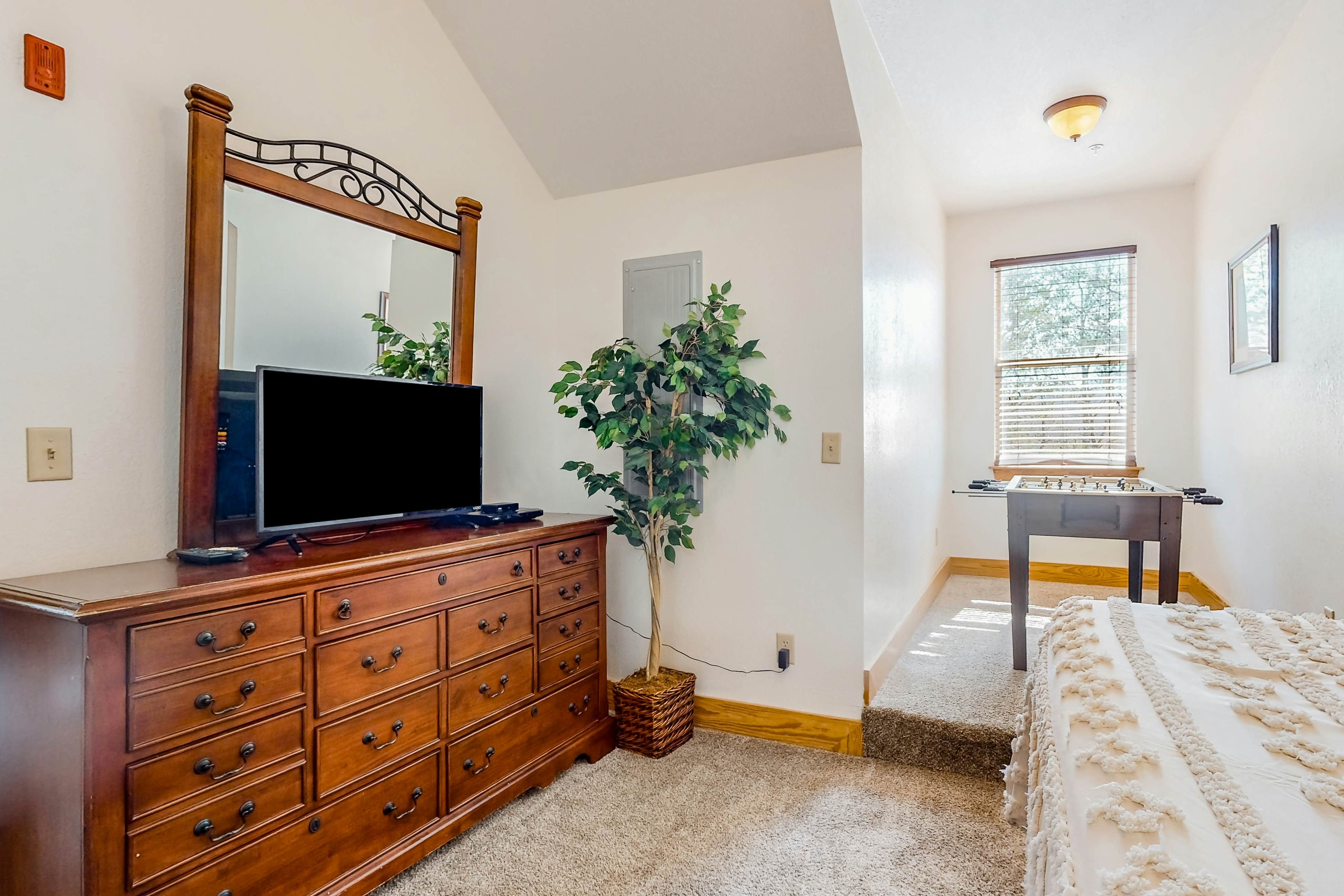 3rd-floor mountain-view condo with hot tub, pool, & Free Attraction Tickets