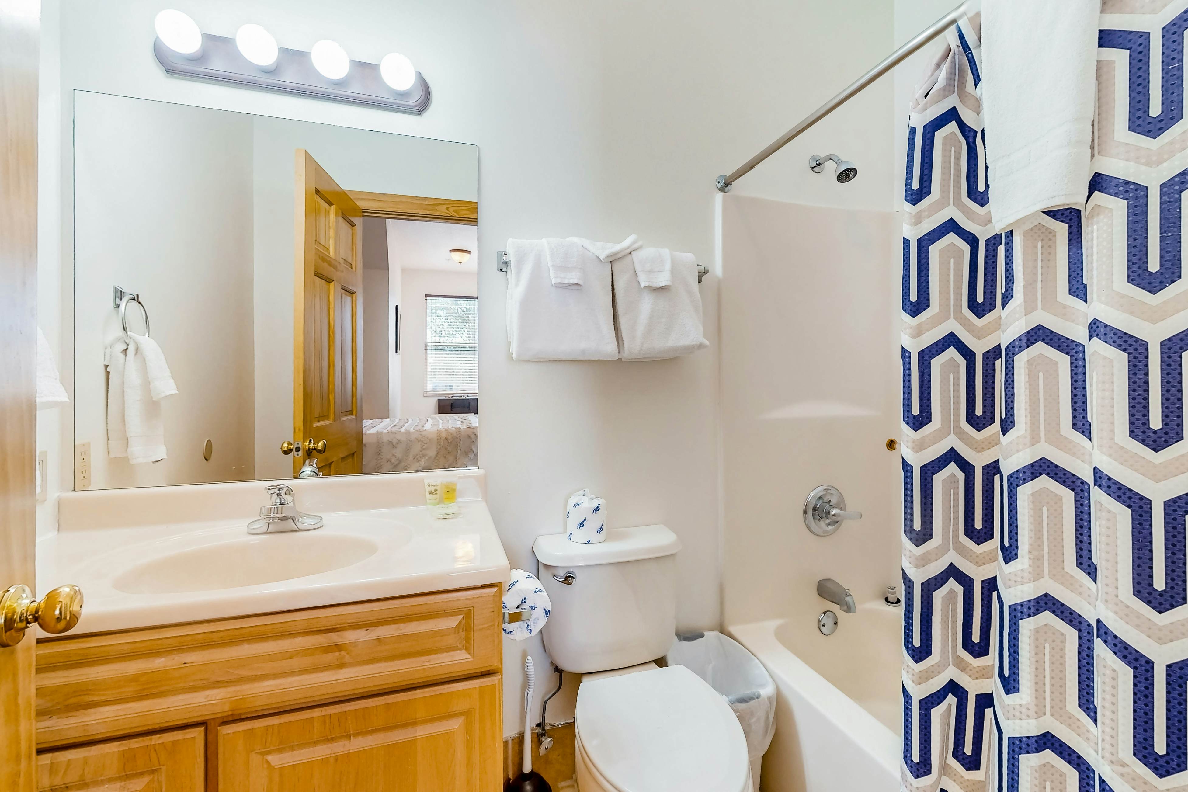 3rd-floor mountain-view condo with hot tub, pool, & Free Attraction Tickets