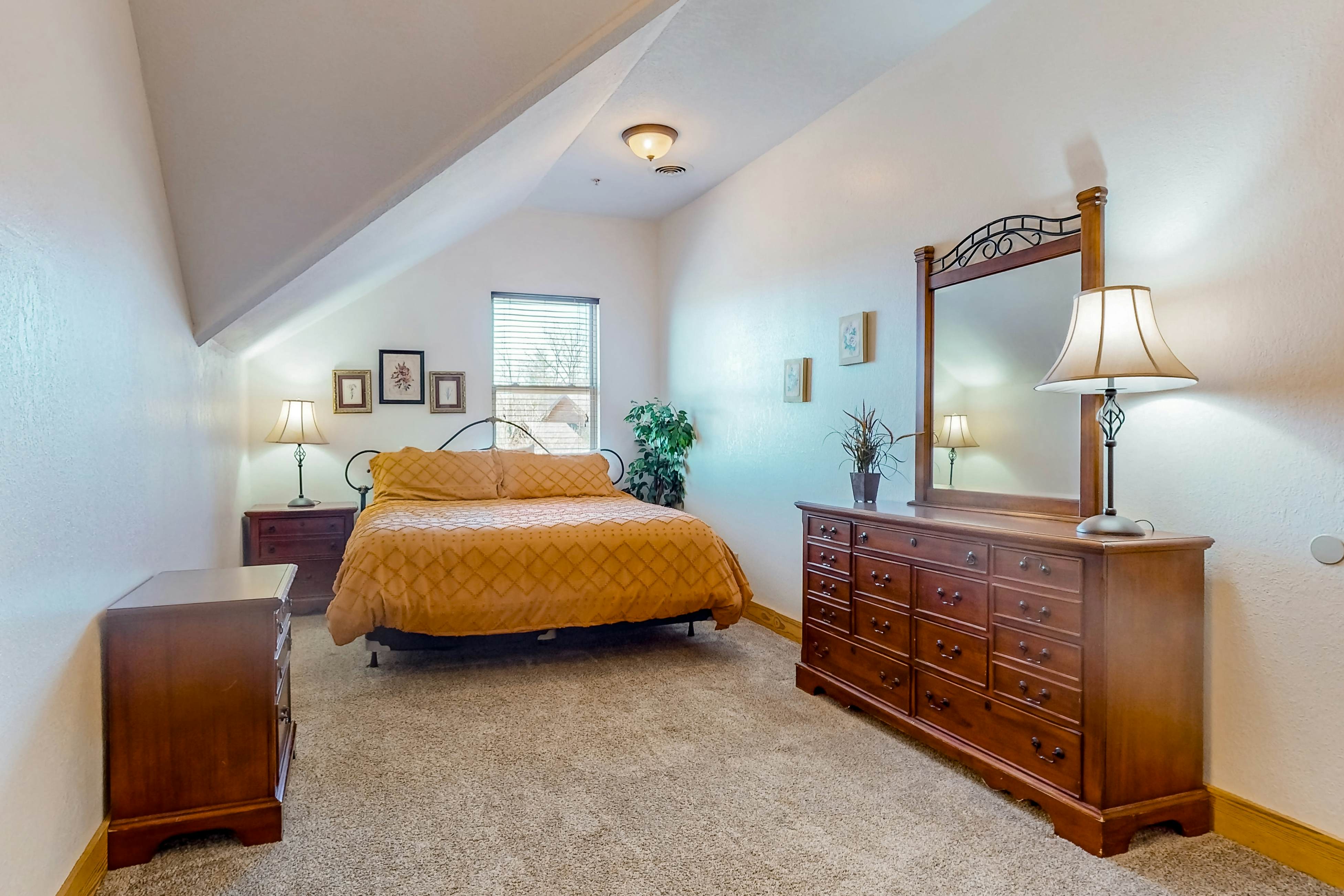 3rd-floor mountain-view condo with hot tub, pool, & Free Attraction Tickets