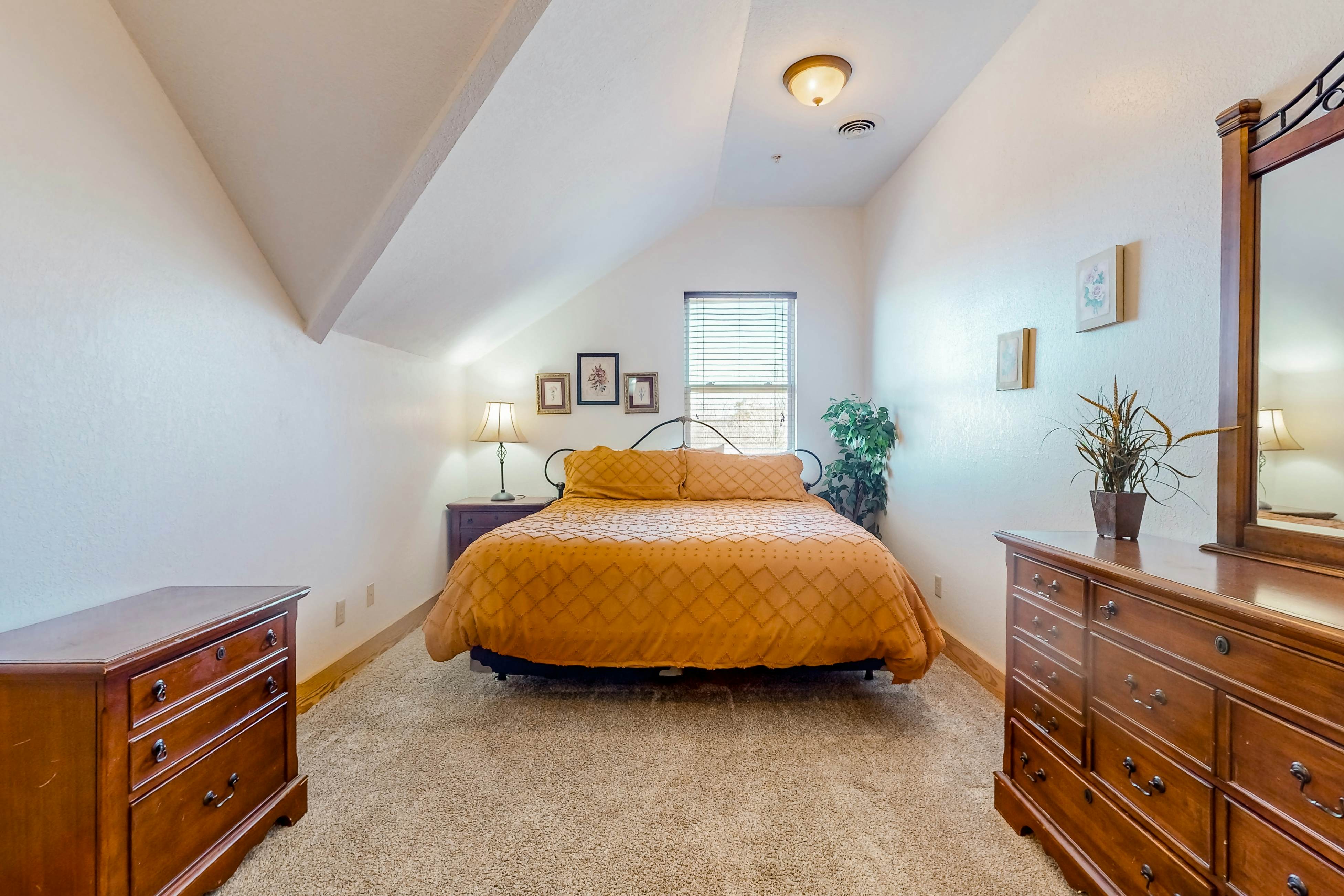 3rd-floor mountain-view condo with hot tub, pool, & Free Attraction Tickets