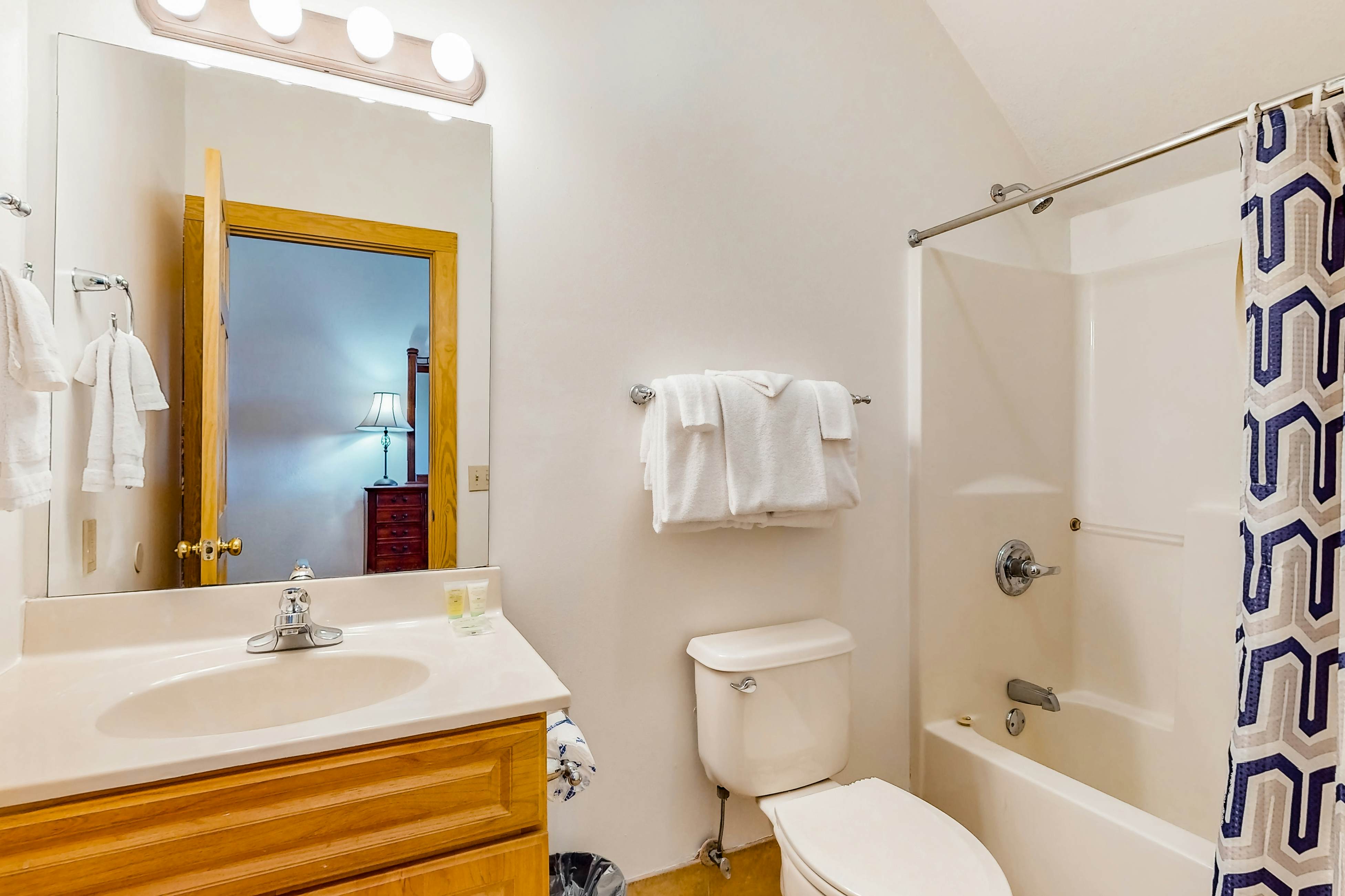 3rd-floor mountain-view condo with hot tub, pool, & Free Attraction Tickets