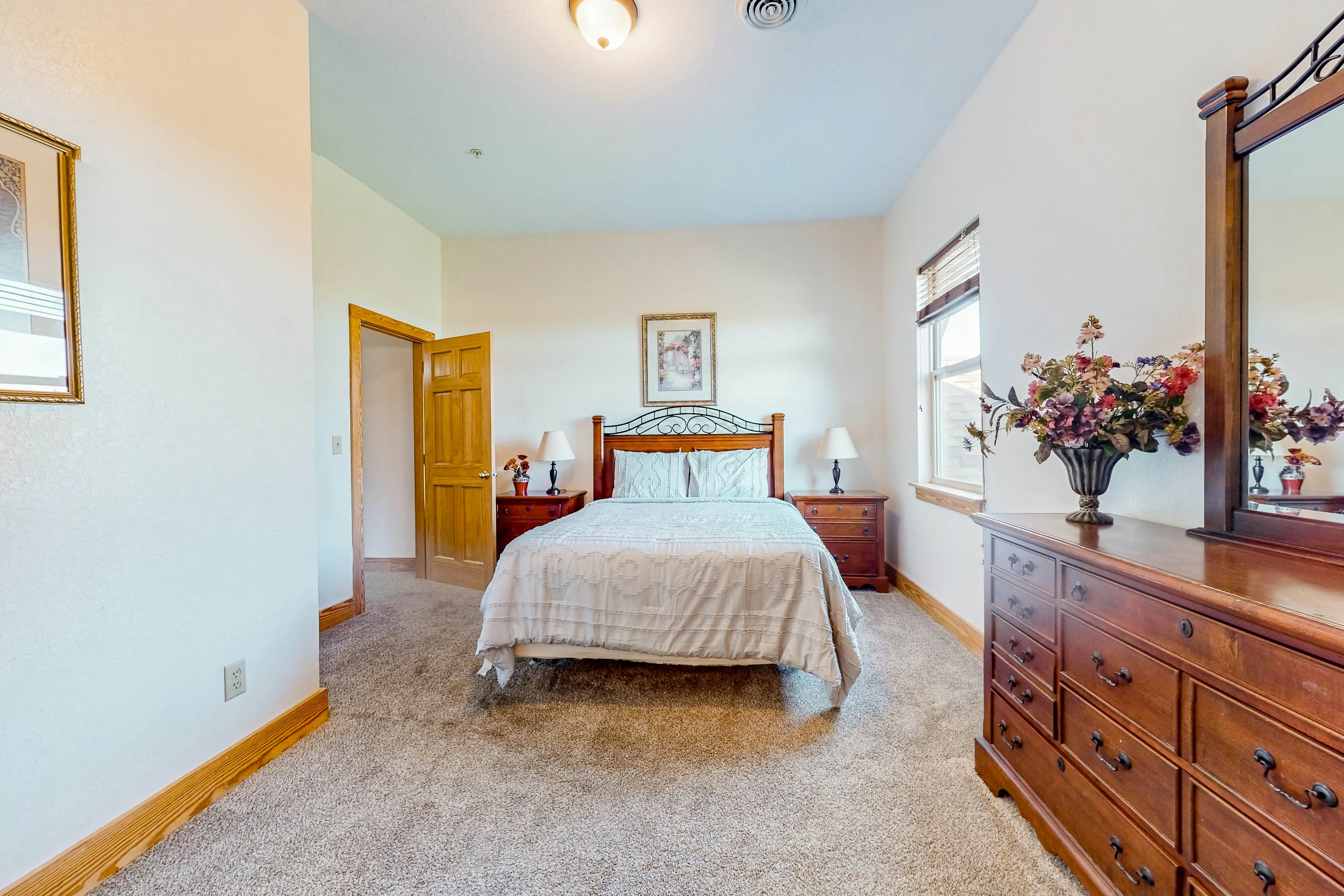 3rd-floor mountain-view condo with hot tub, pool, & Free Attraction Tickets