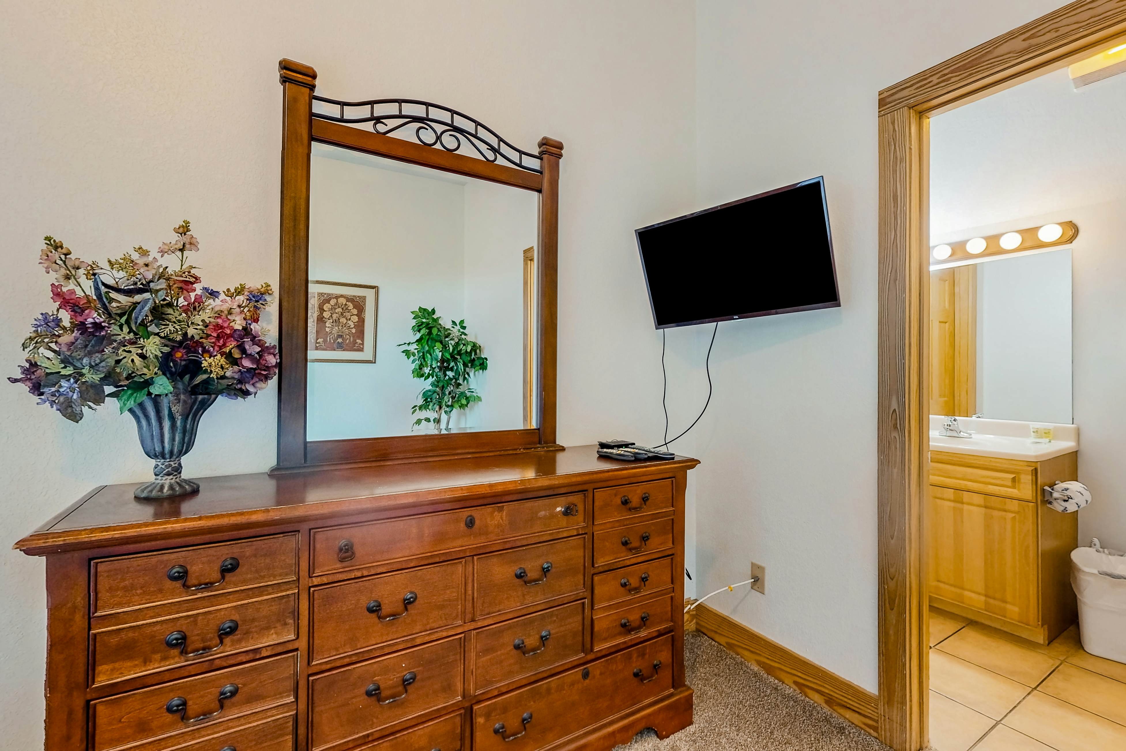 3rd-floor mountain-view condo with hot tub, pool, & Free Attraction Tickets