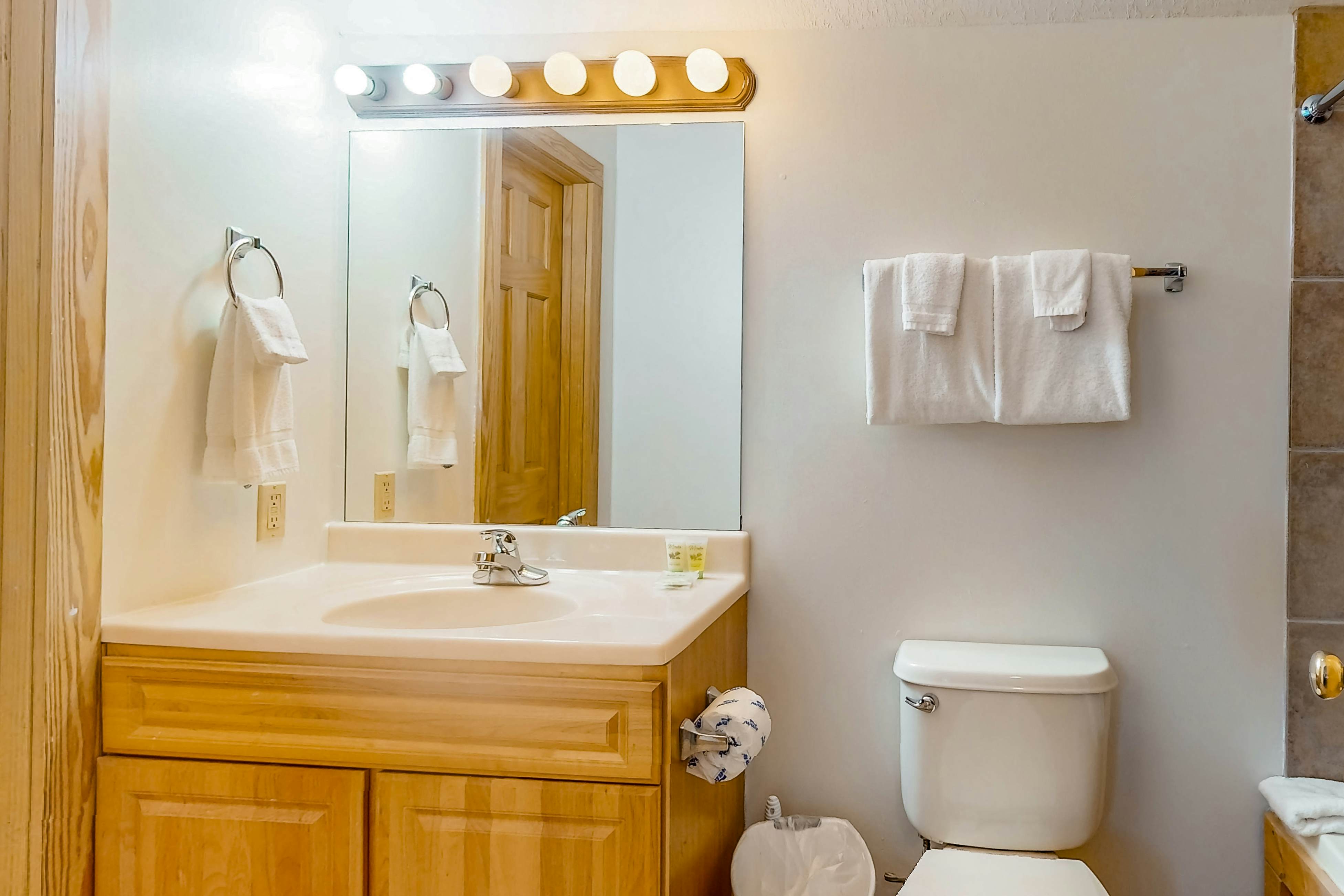 3rd-floor mountain-view condo with hot tub, pool, & Free Attraction Tickets