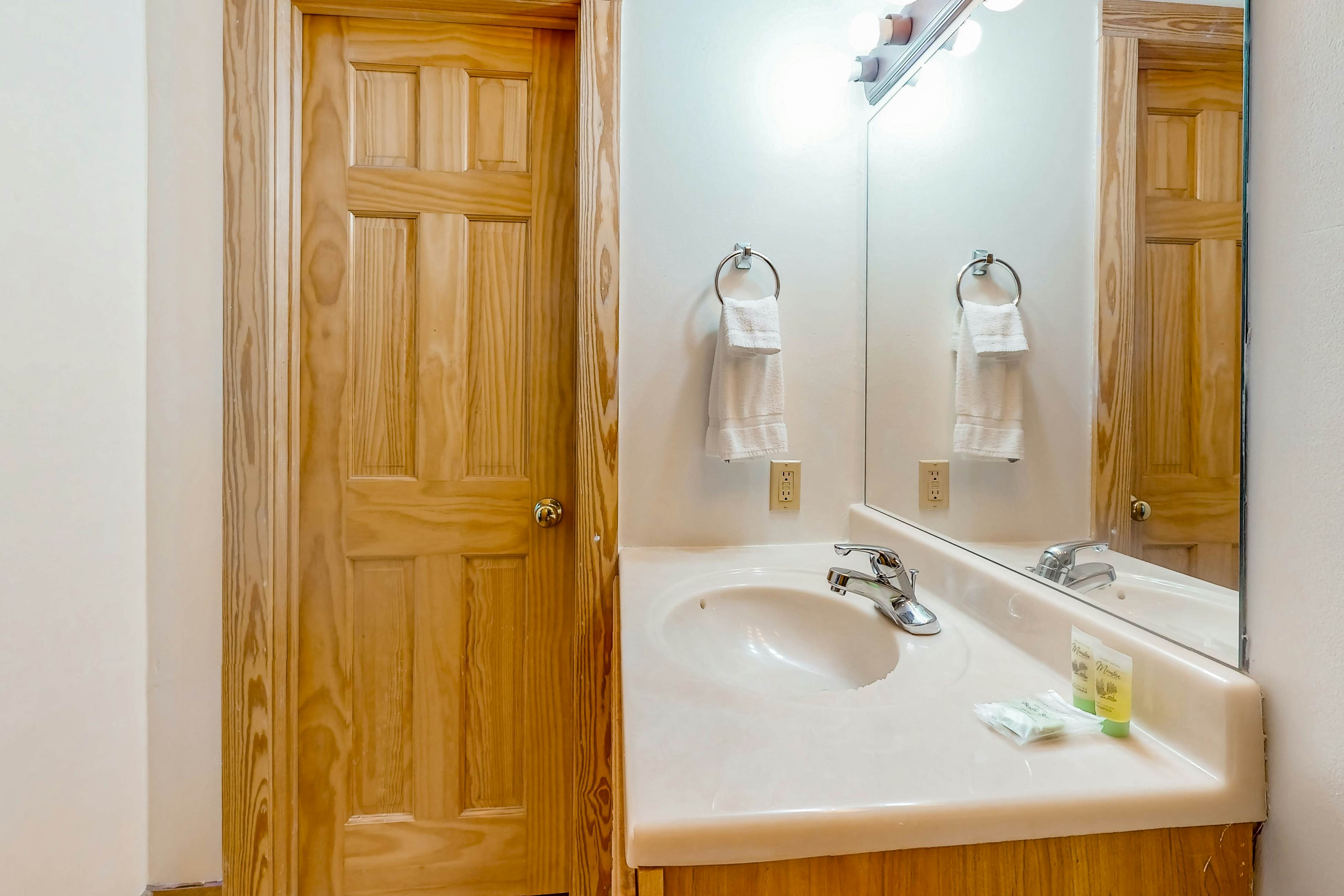 3rd-floor mountain-view condo with hot tub, pool, & Free Attraction Tickets