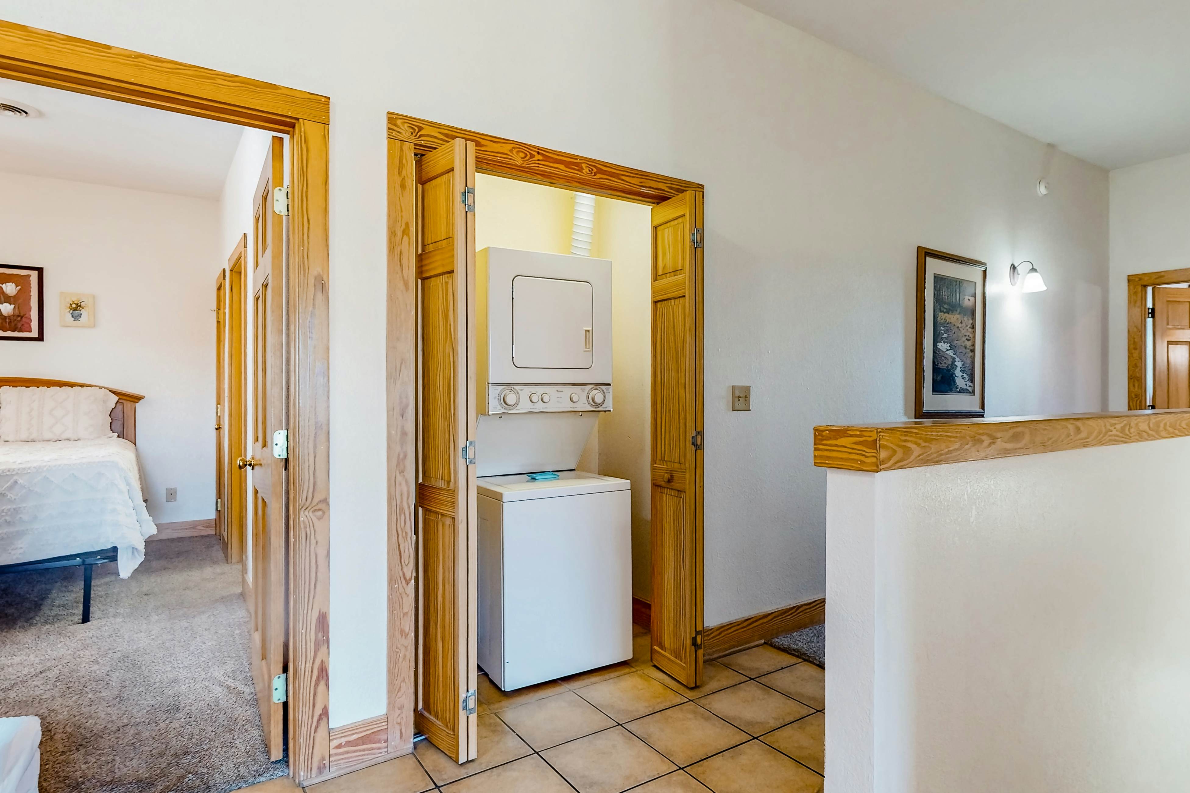 3rd-floor mountain-view condo with hot tub, pool, & Free Attraction Tickets