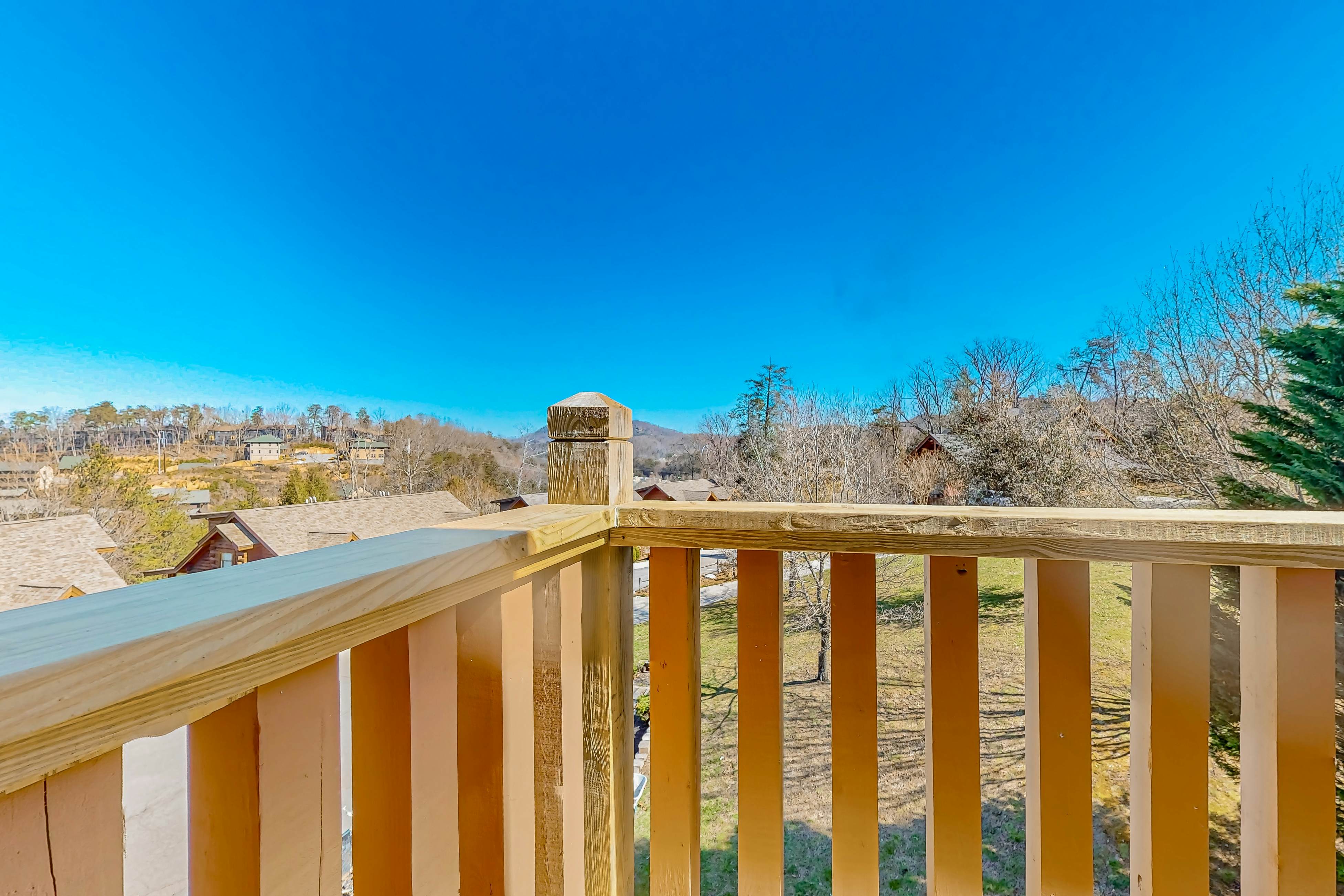 3rd-floor mountain-view condo with hot tub, pool, & Free Attraction Tickets