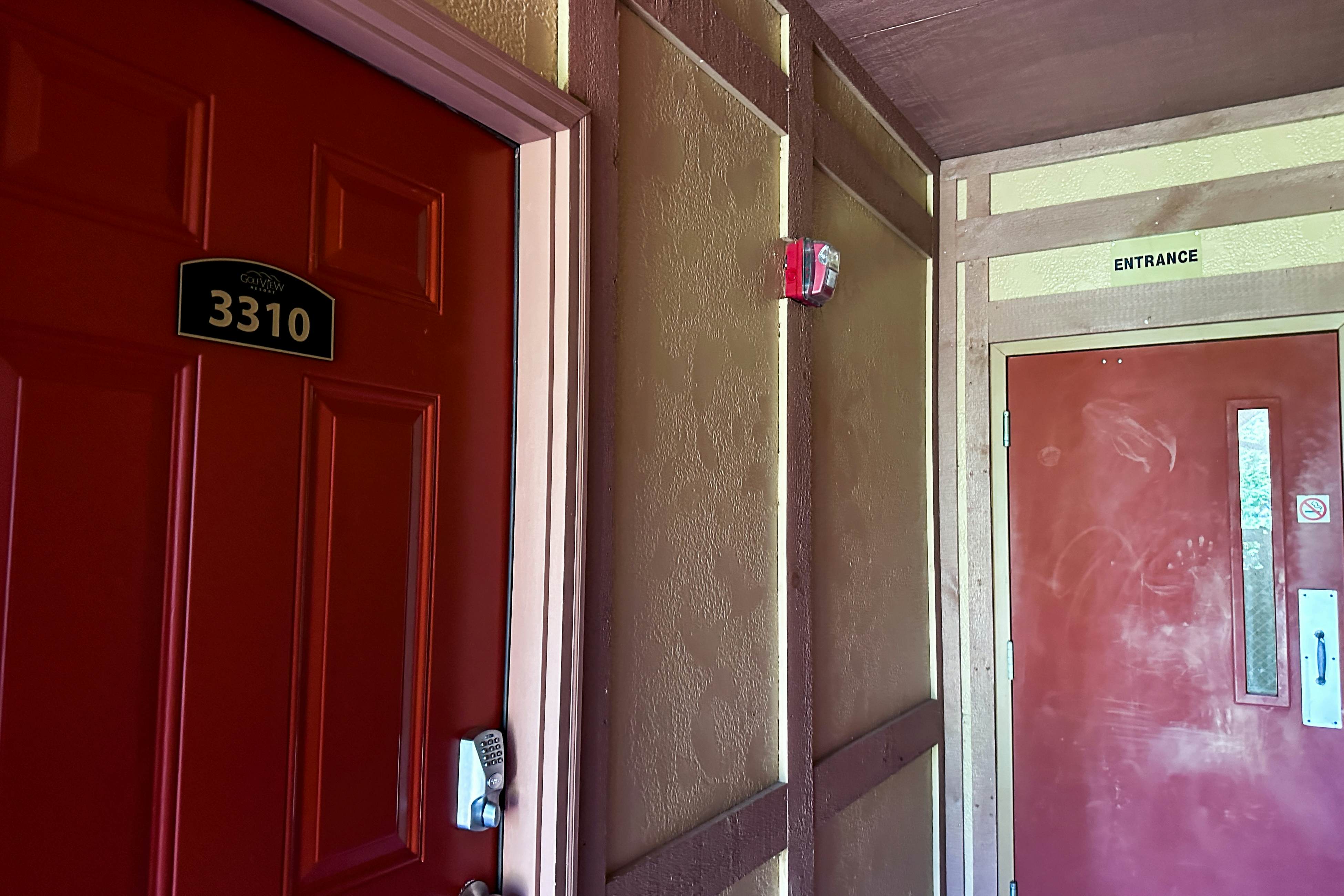 3rd-floor mountain-view condo with hot tub, pool, & Free Attraction Tickets