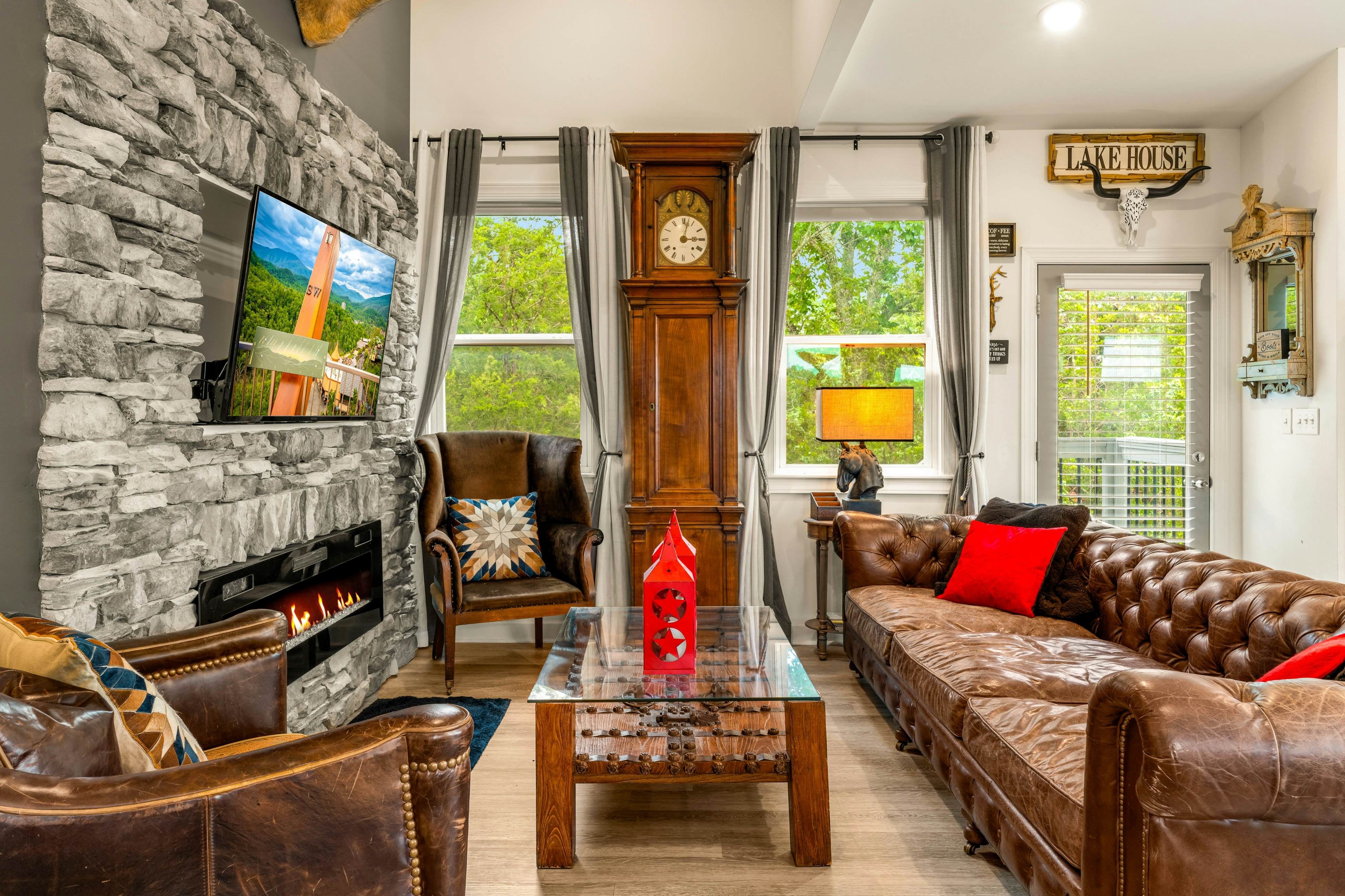 Near Dollywood, Sleeps 9・W Free Attraction Tickets