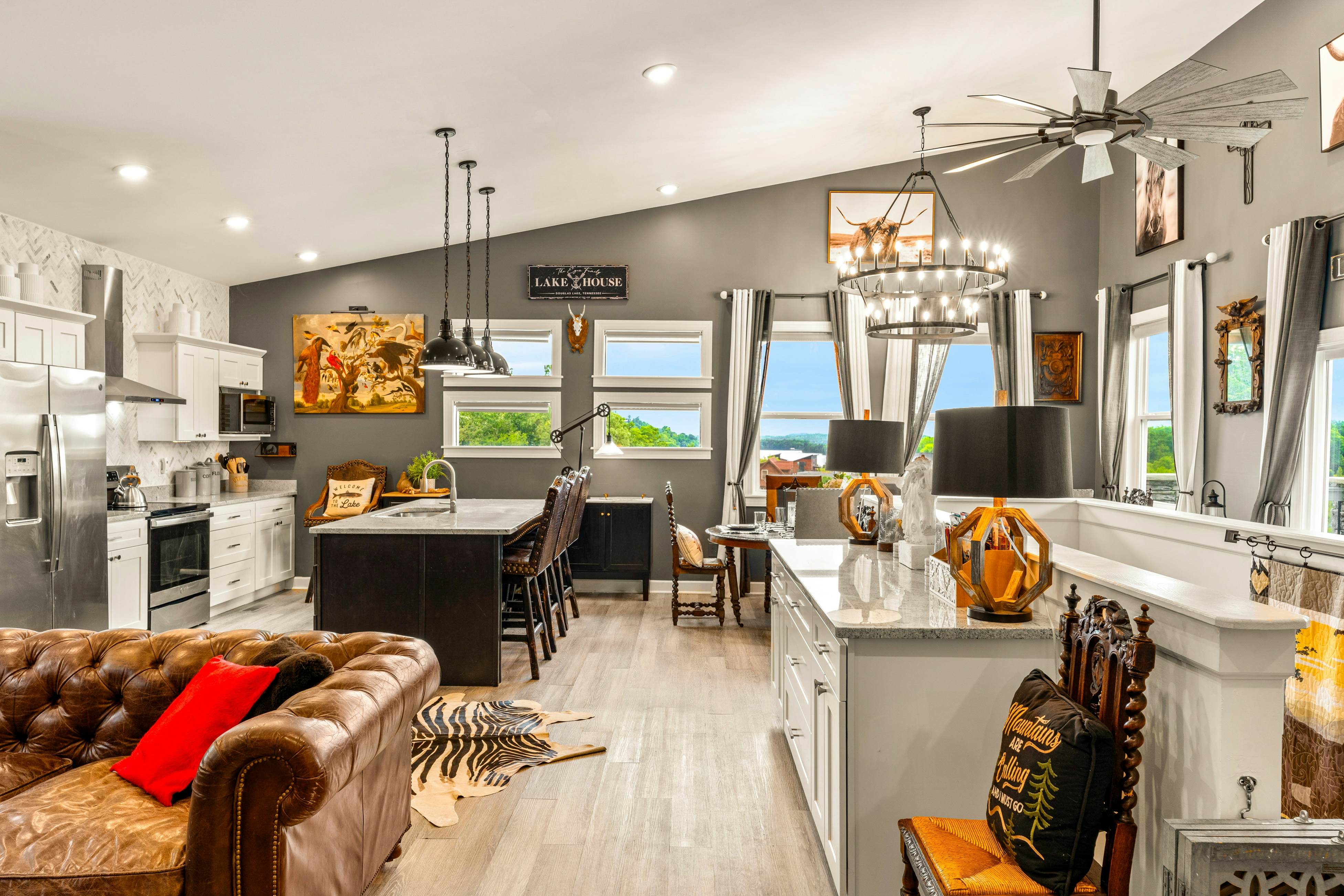 Near Dollywood, Sleeps 9・W Free Attraction Tickets