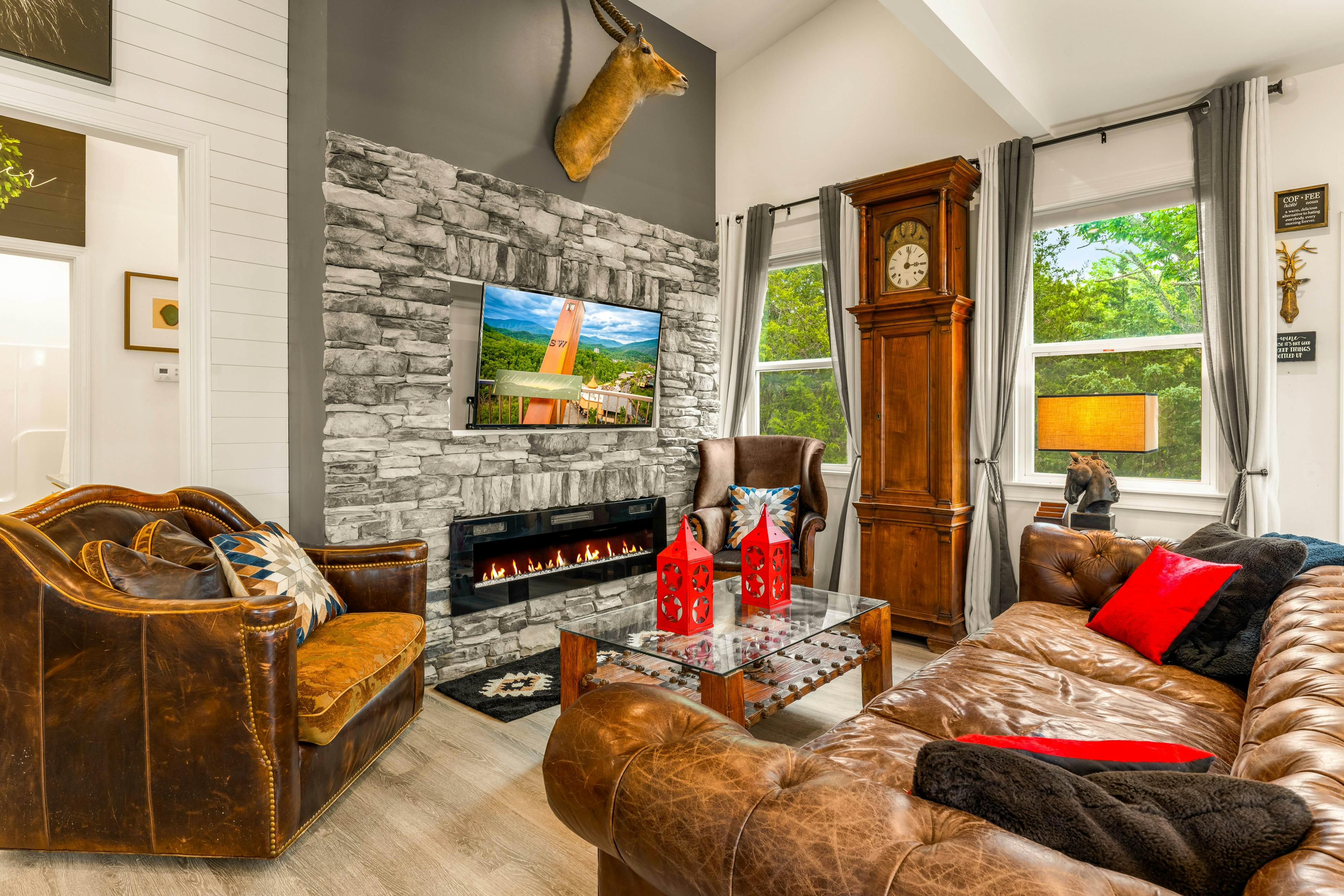 Near Dollywood, Sleeps 9・W Free Attraction Tickets