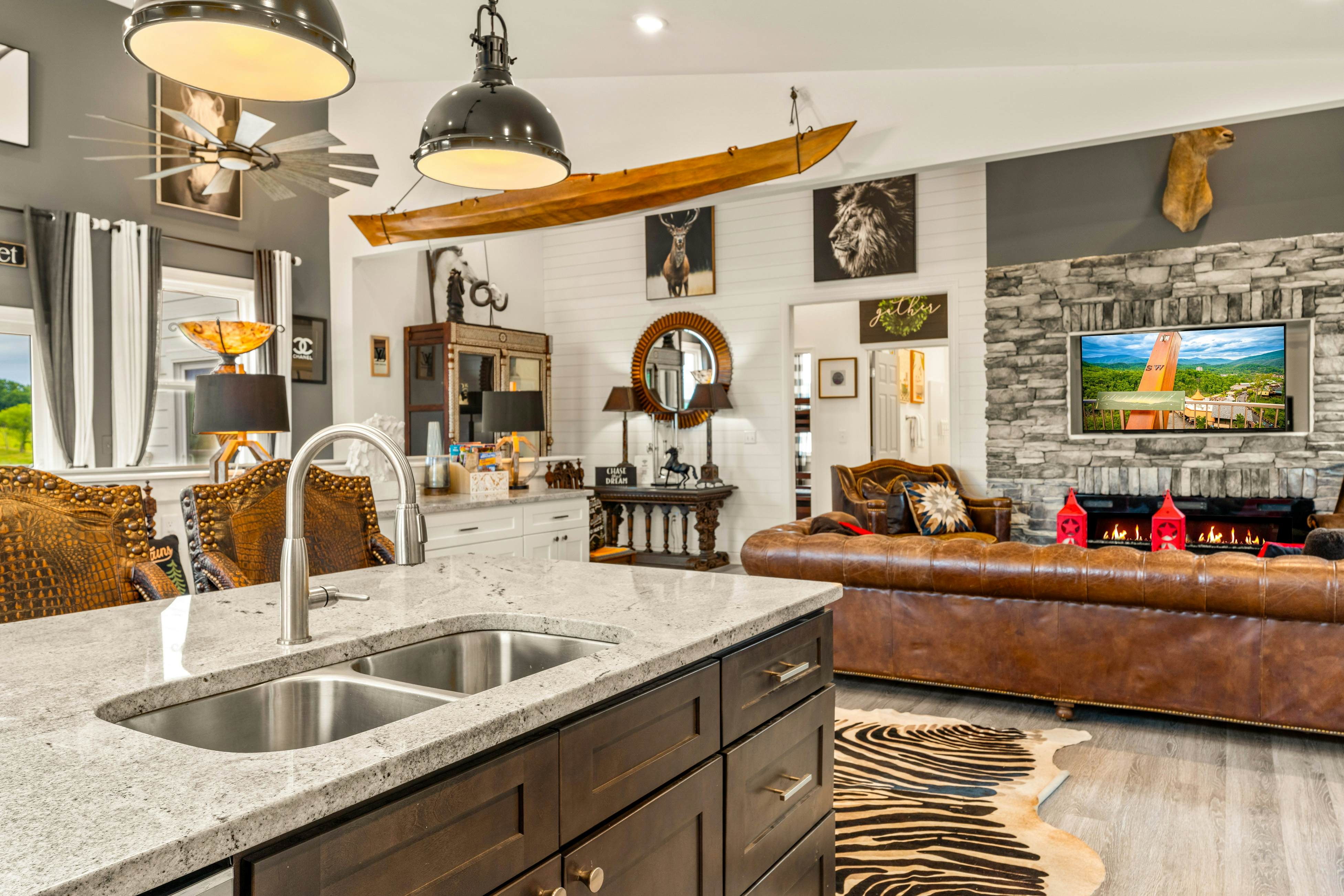 Near Dollywood, Sleeps 9・W Free Attraction Tickets