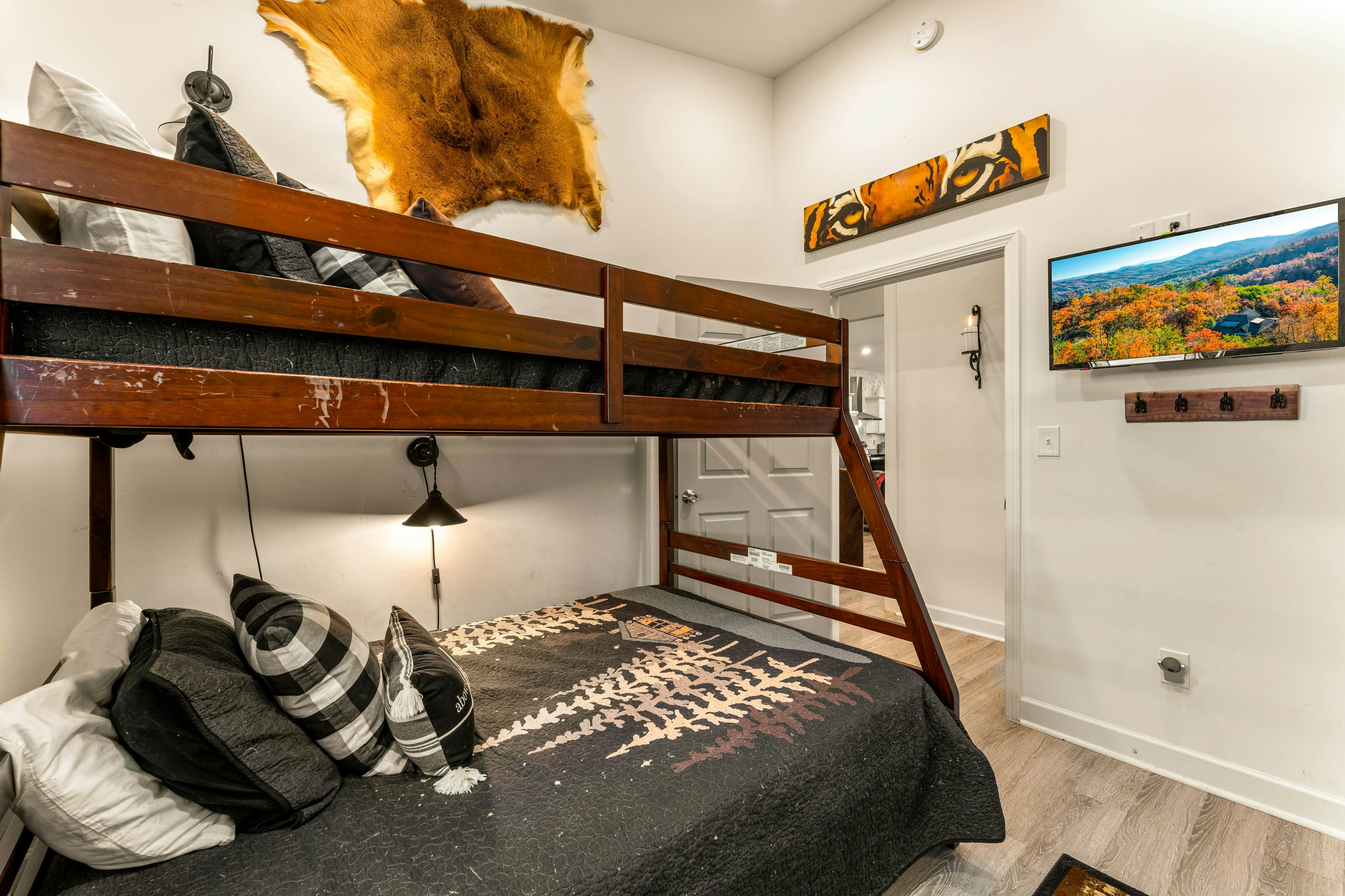 Near Dollywood, Sleeps 9・W Free Attraction Tickets