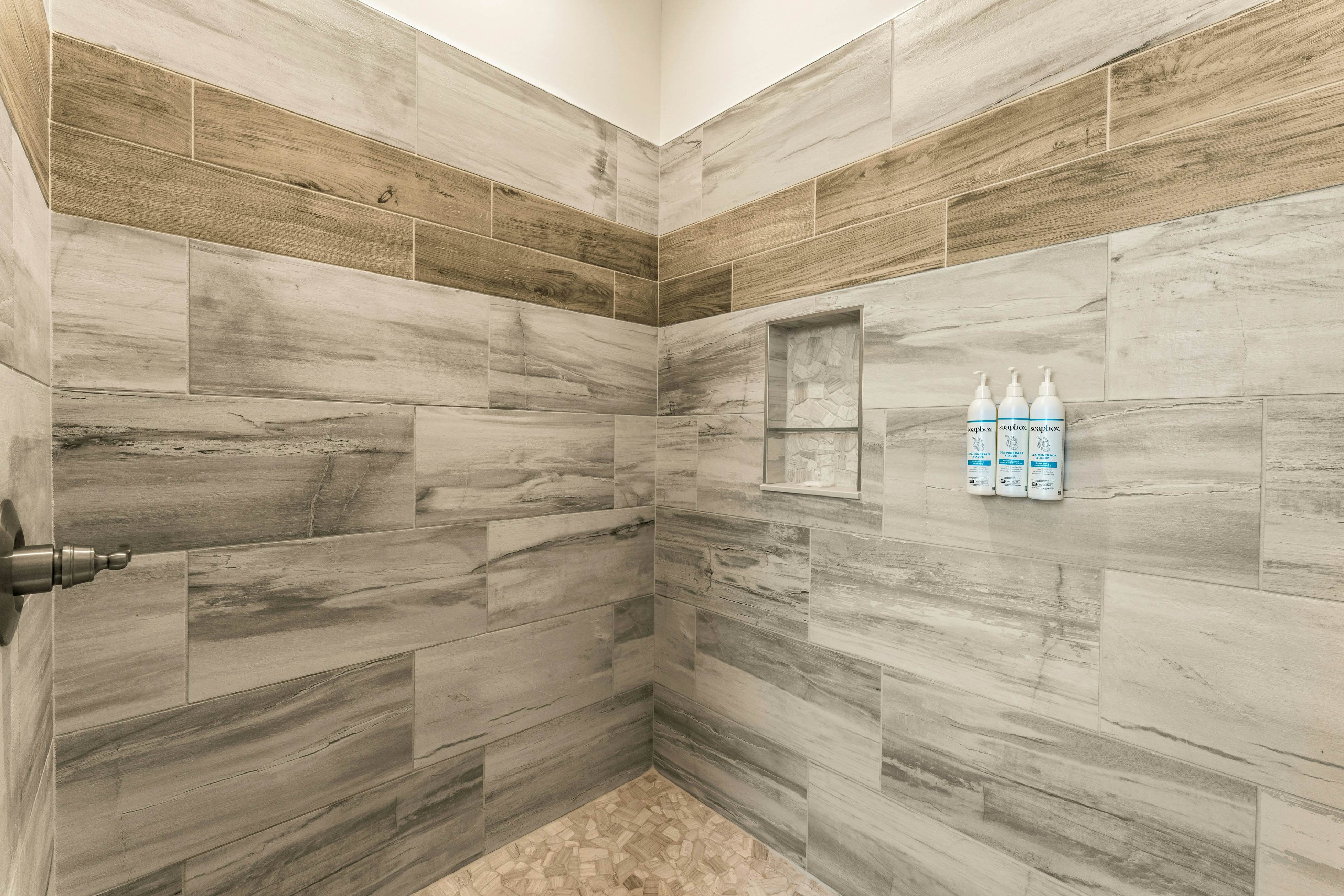 Near Dollywood, Sleeps 9・W Free Attraction Tickets