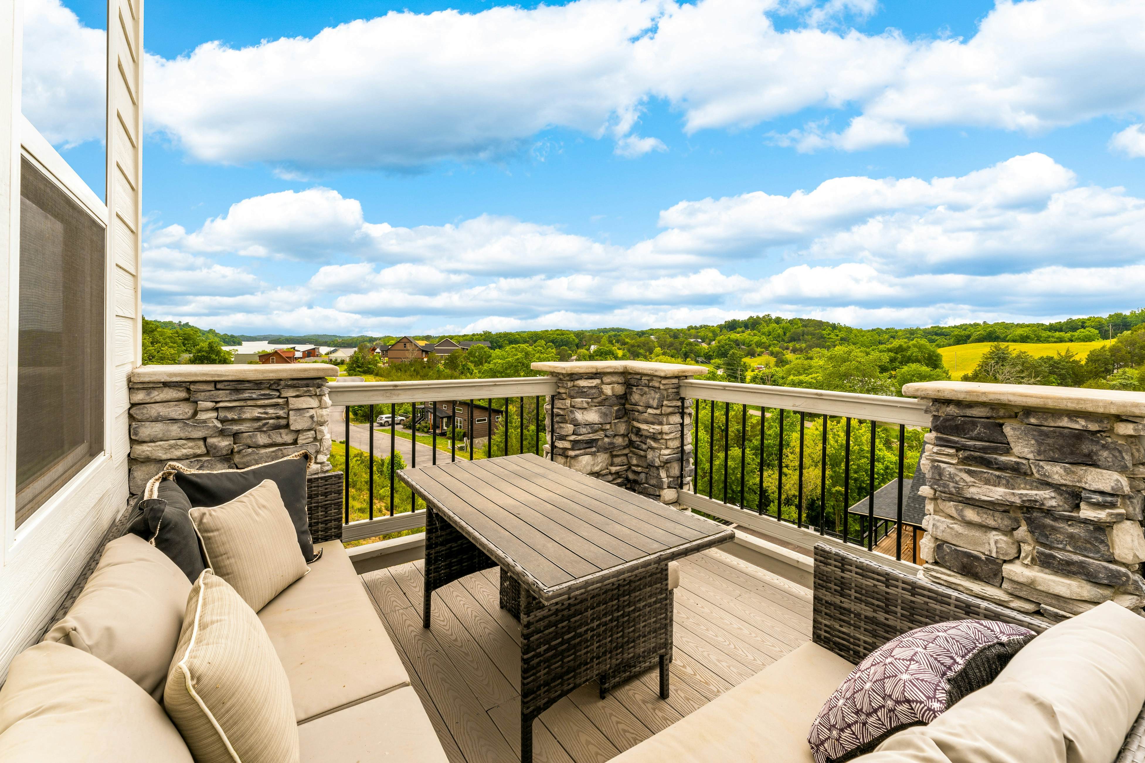 Near Dollywood, Sleeps 9・W Free Attraction Tickets