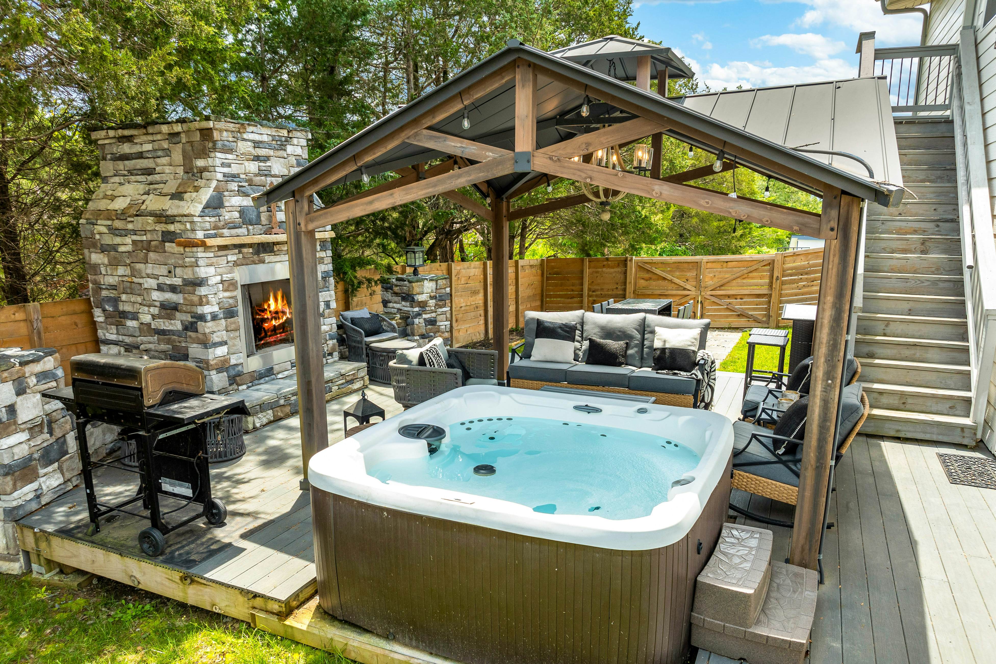 Near Dollywood, Sleeps 9・W Free Attraction Tickets