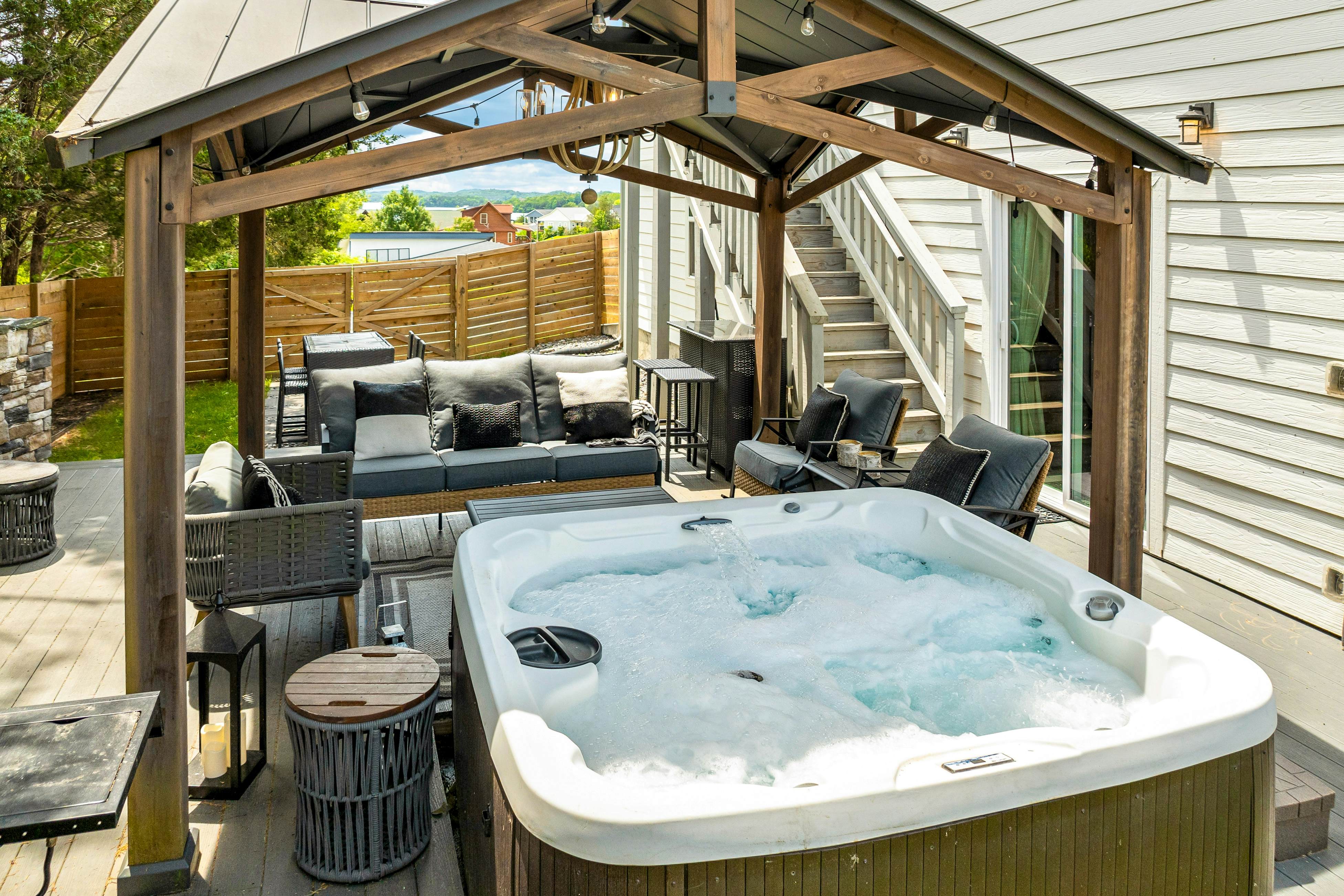 Near Dollywood, Sleeps 9・W Free Attraction Tickets