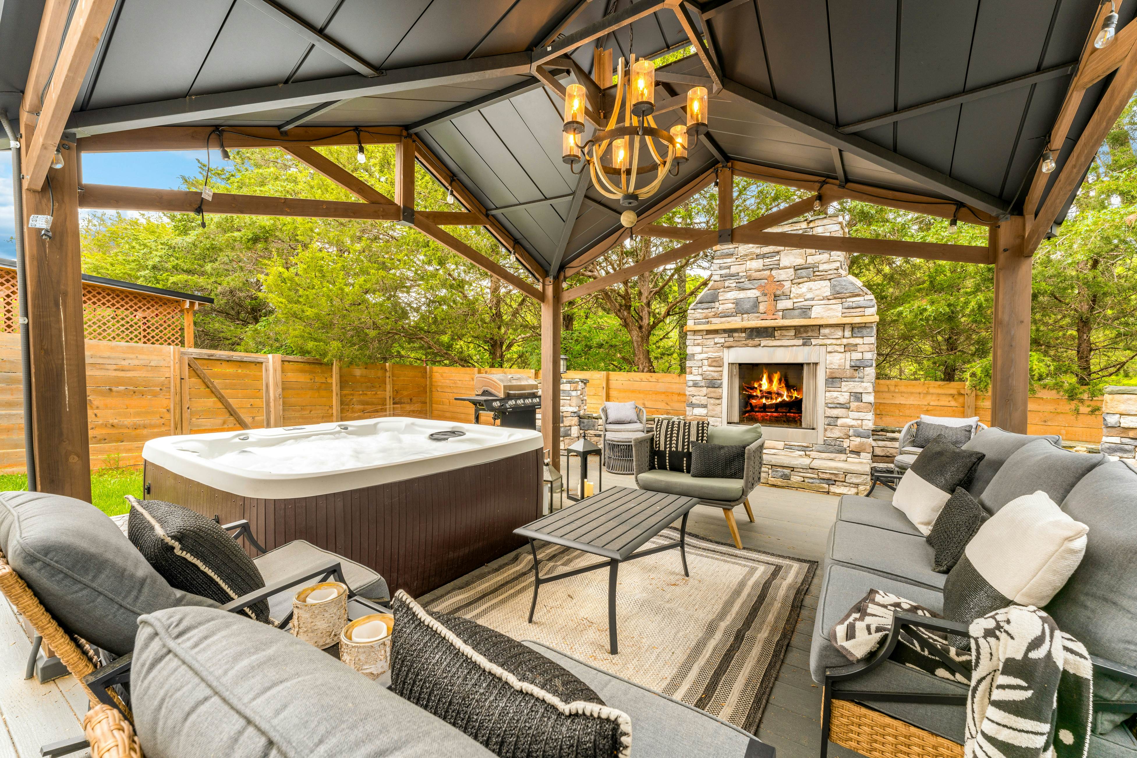 Near Dollywood, Sleeps 9・W Free Attraction Tickets