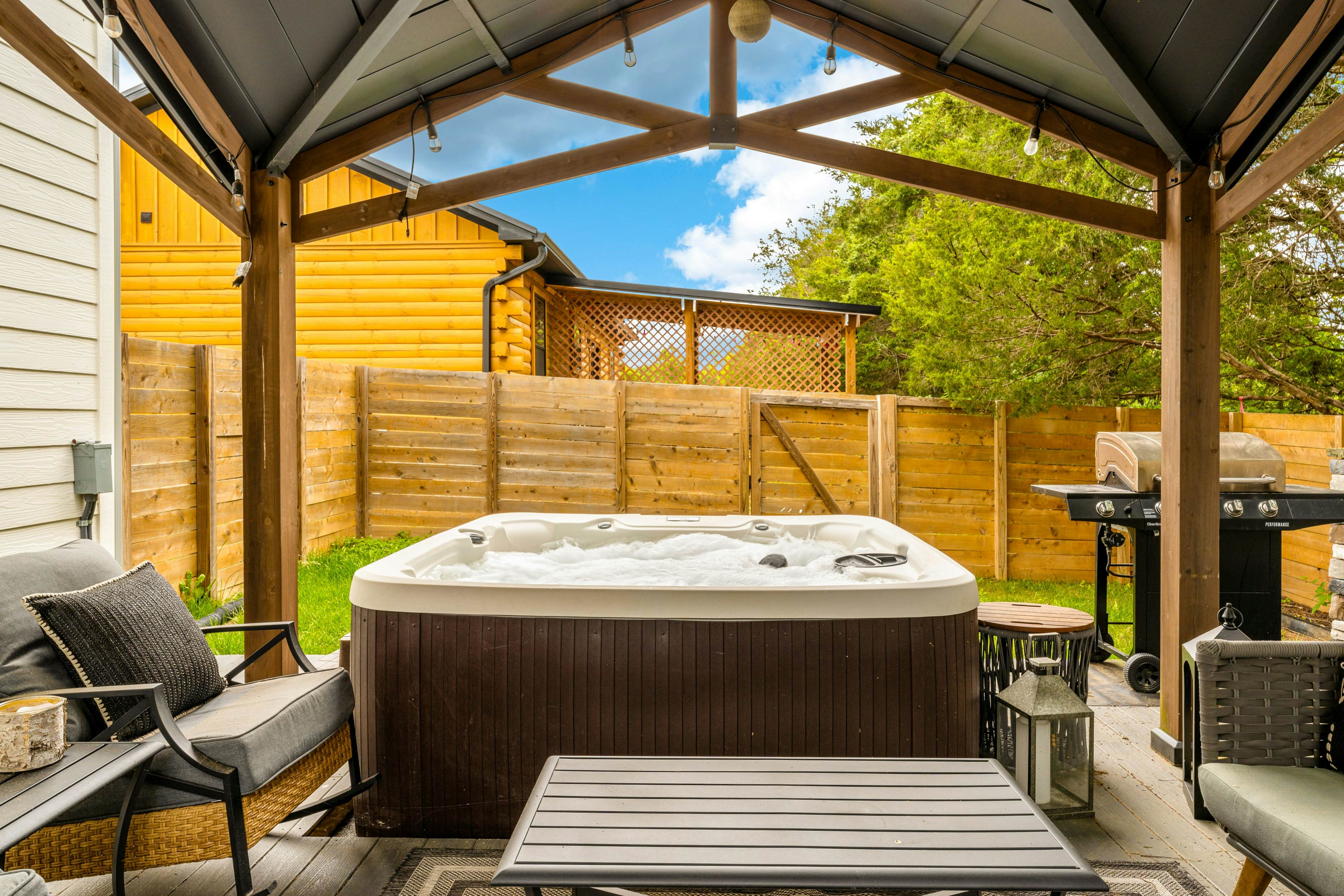 Near Dollywood, Sleeps 9・W Free Attraction Tickets