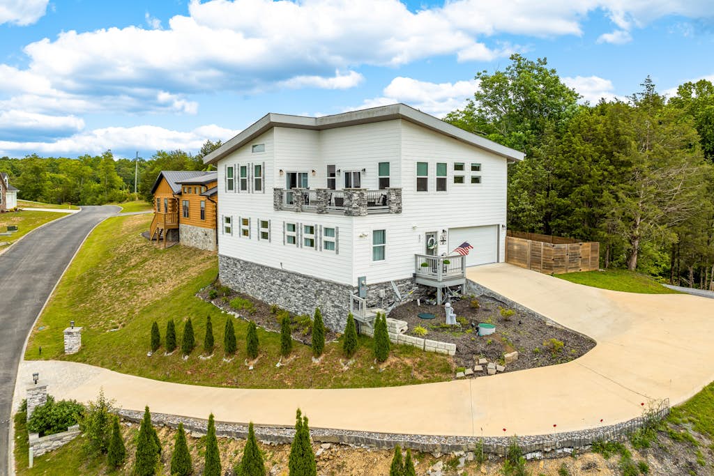 🚣🏻‍♂️ Luxury Designer Home, Sleeps 9・Hot Tub・Grill・Games
Escape to this luxury Sevierville retreat near Dollywood, Pigeon Forge, Gatlinburg, and Douglas Lake. Enjoy lake views, a hot tub, outdoor fireplace, pool table, sauna, and designer interiors. Perfect for families and groups, this spacious home sleeps 9 and offers fast WiFi, a full kitchen, and access to a community pool. Your ideal Smoky Mountains getaway!