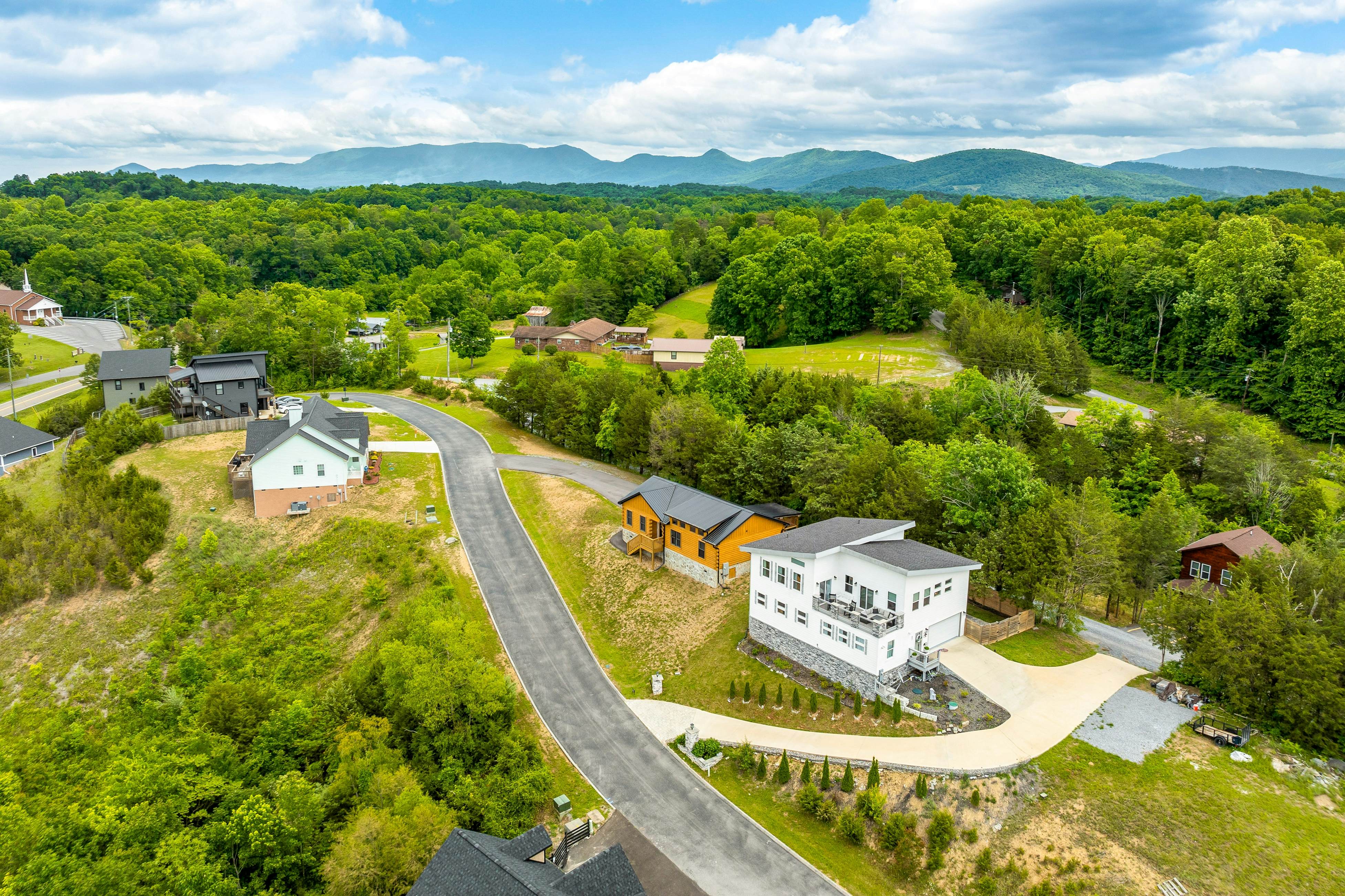 Near Dollywood, Sleeps 9・W Free Attraction Tickets