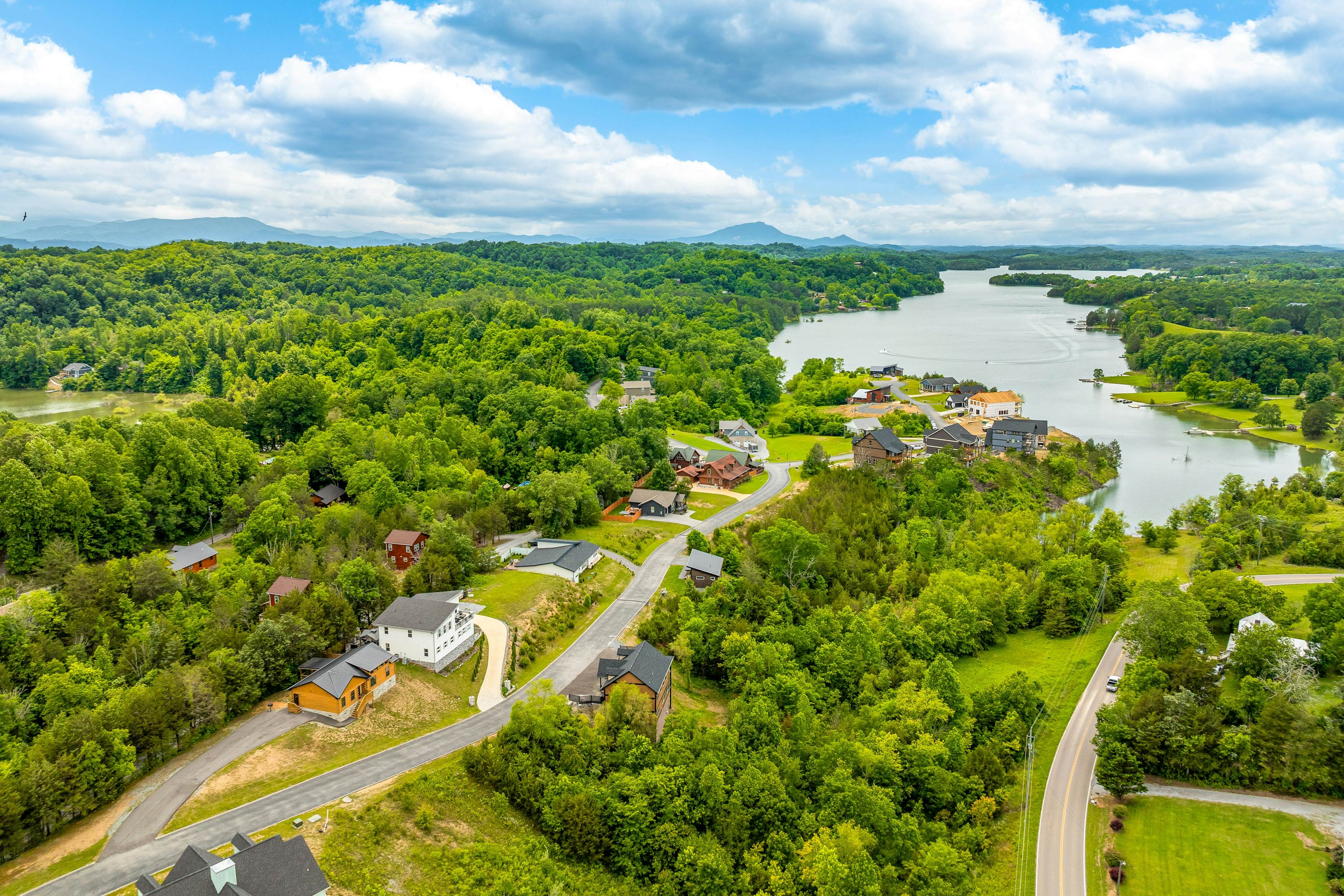 Near Dollywood, Sleeps 9・W Free Attraction Tickets