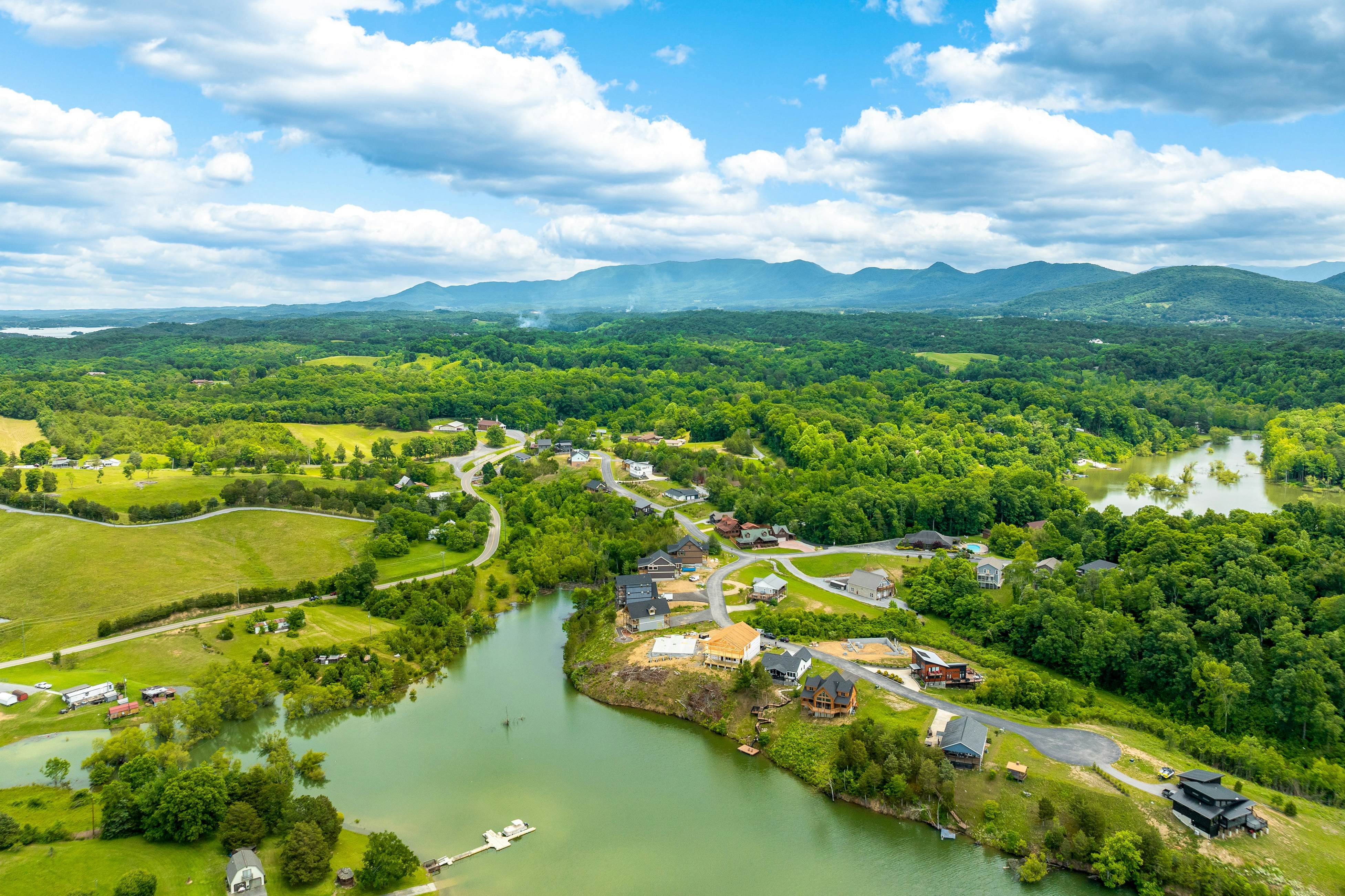 Near Dollywood, Sleeps 9・W Free Attraction Tickets