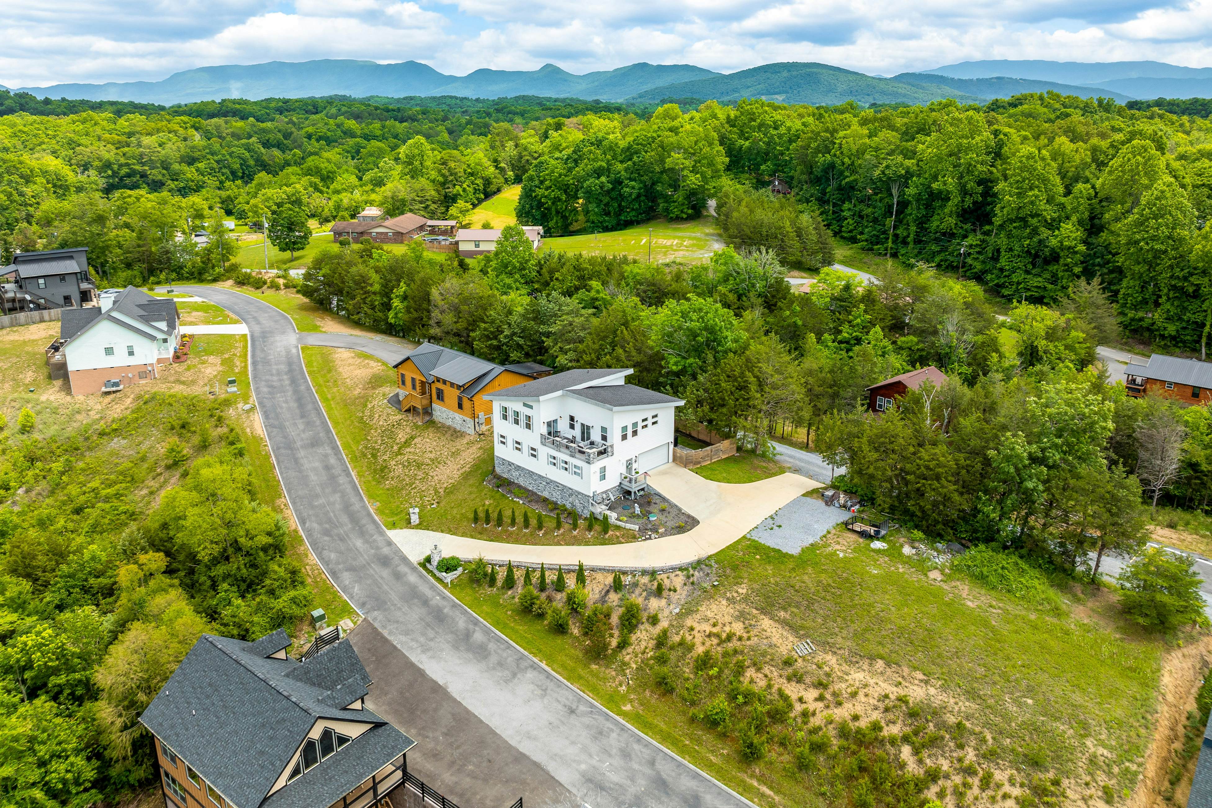 Near Dollywood, Sleeps 9・W Free Attraction Tickets