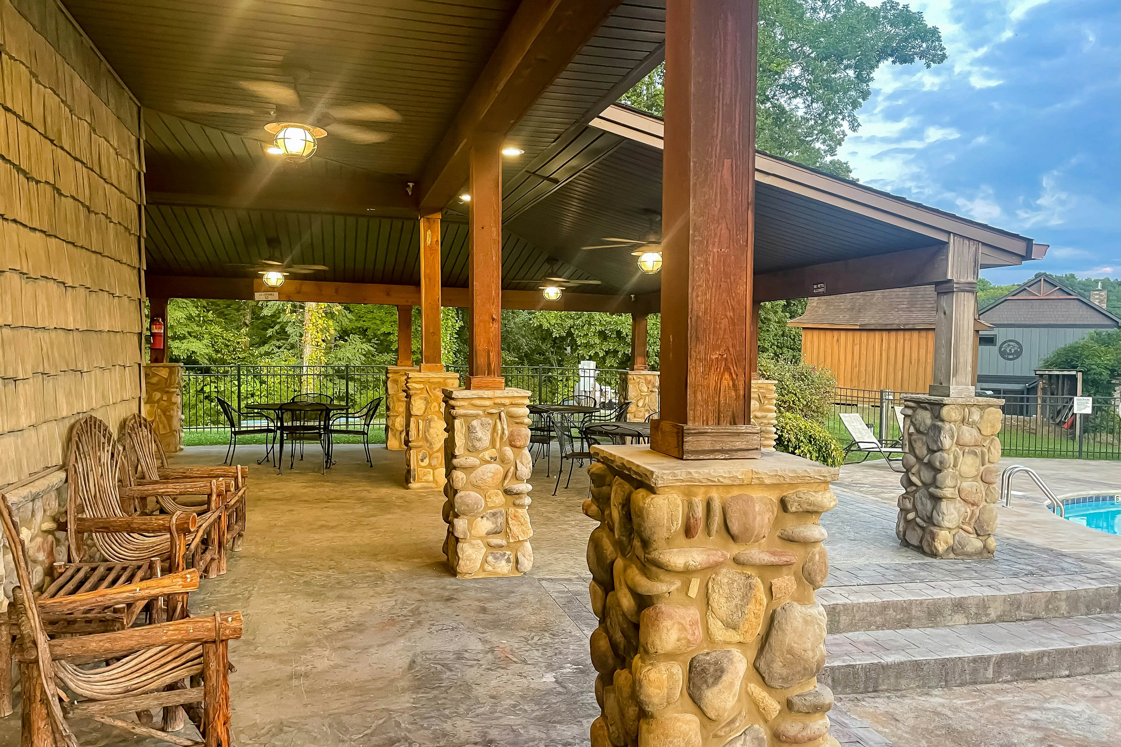 Near Dollywood, Sleeps 9・W Free Attraction Tickets